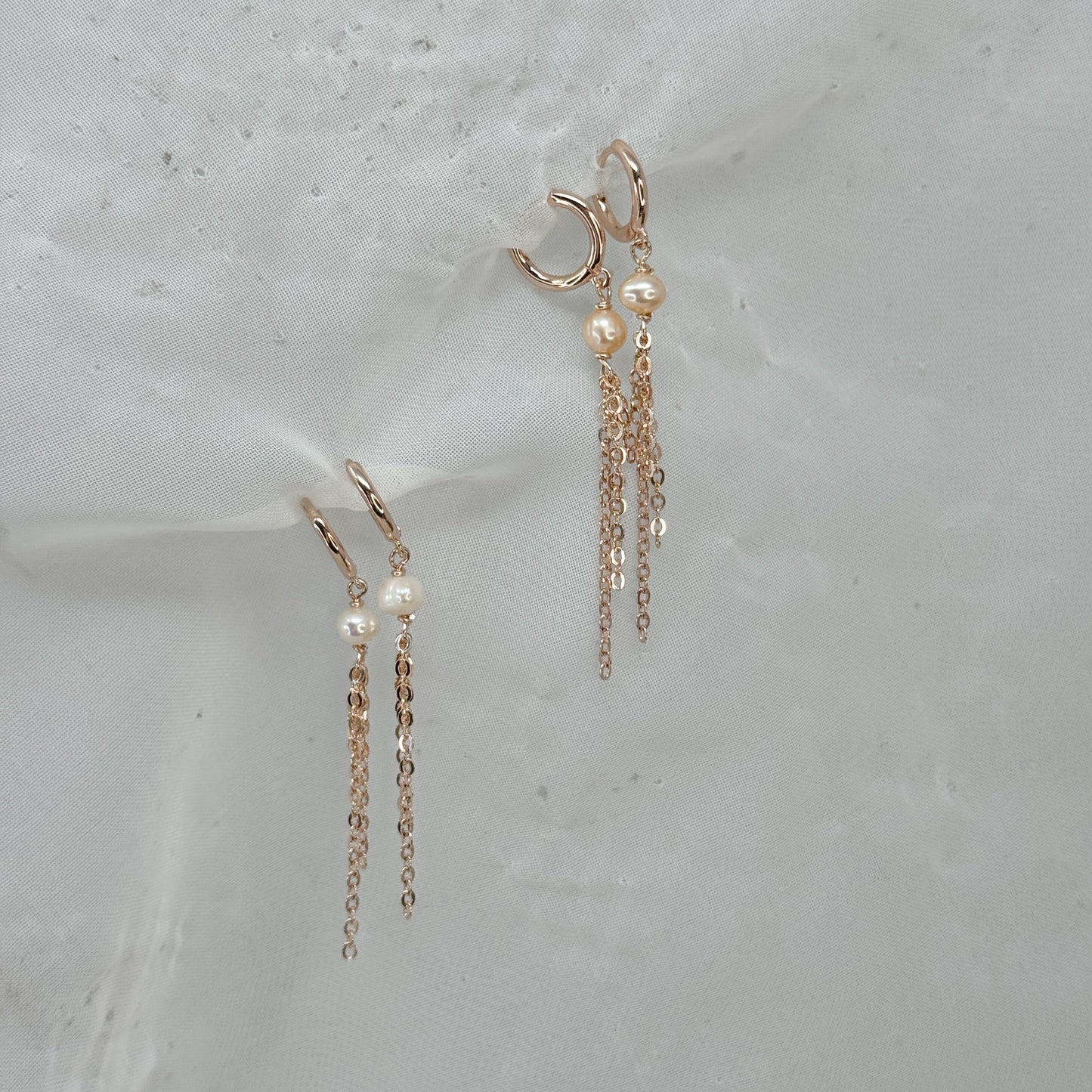 Coppia orecchini cerchietto con perle bianche o rosa naturali e catena pendente - Lumiere Bijoux