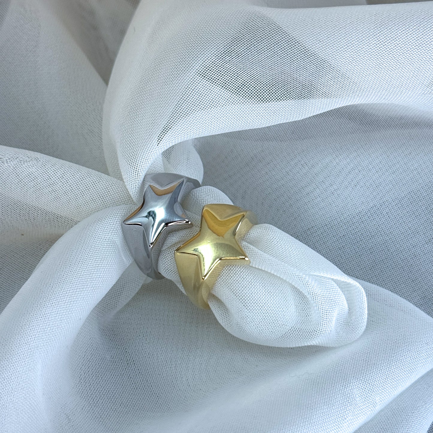 Anello chevalier a forma di stella bombata - Lumiere Bijoux