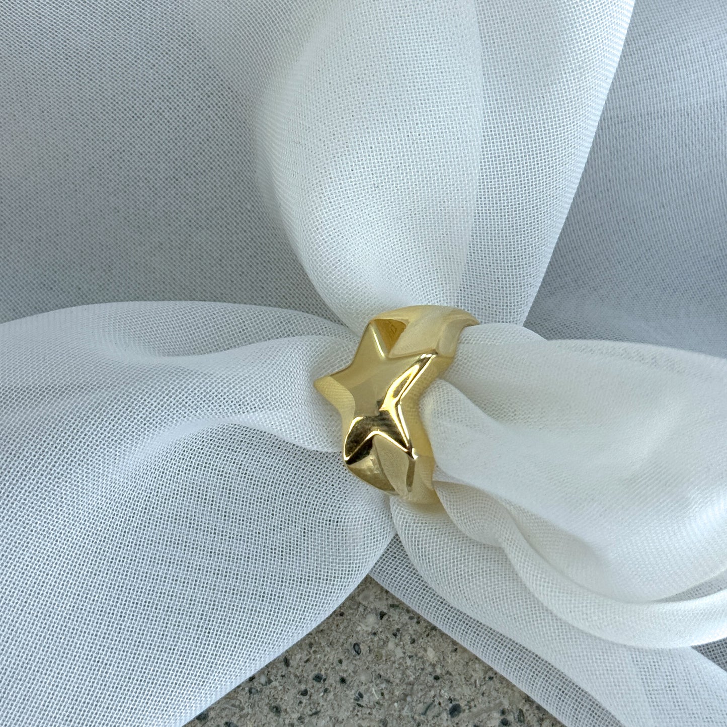 Anello chevalier a forma di stella bombata - Lumiere Bijoux