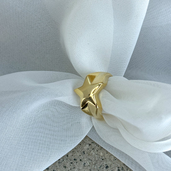 Anello chevalier a forma di stella bombata - Lumiere Bijoux
