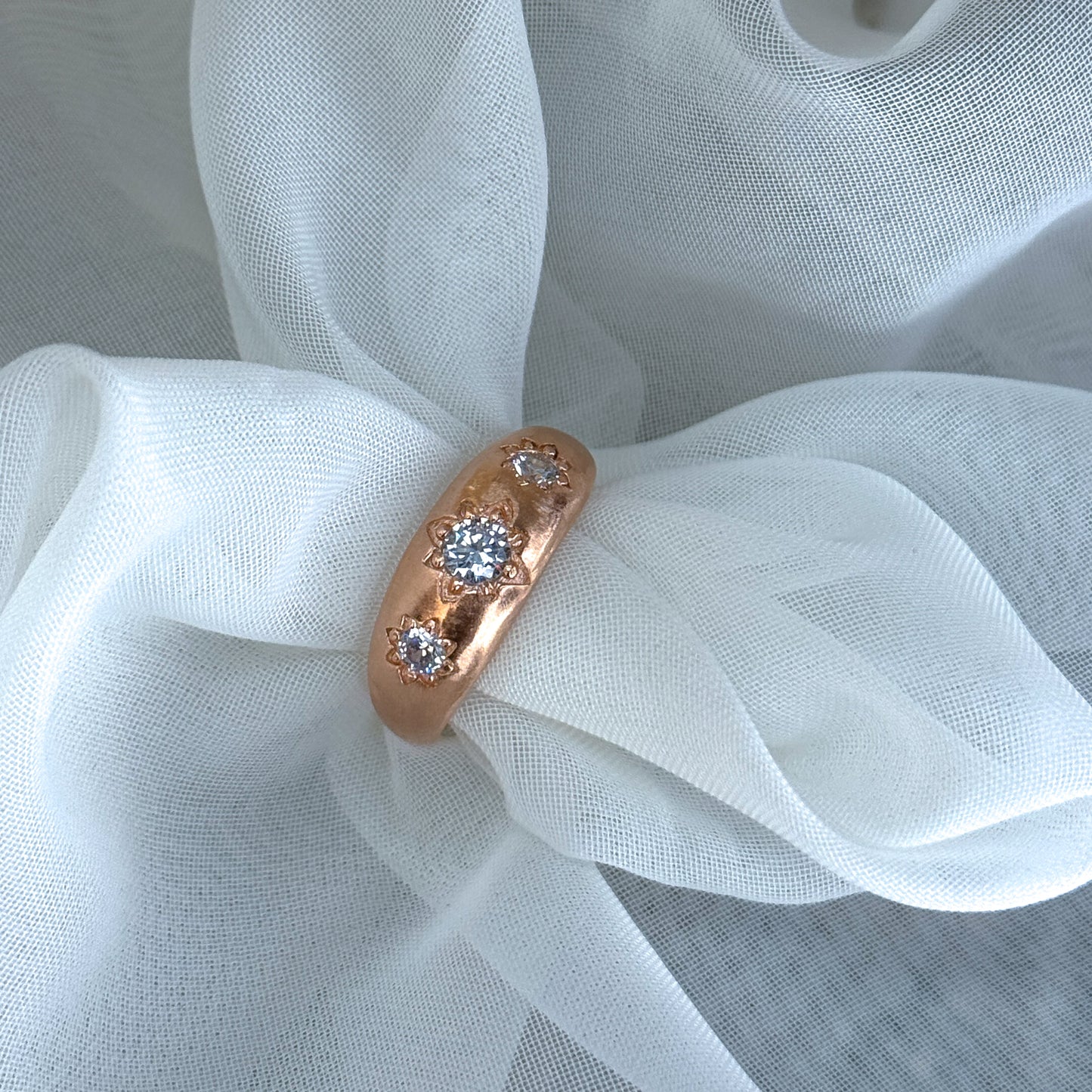 Anello regolabile fascia satinata con tris zirconi - Lumiere Bijoux