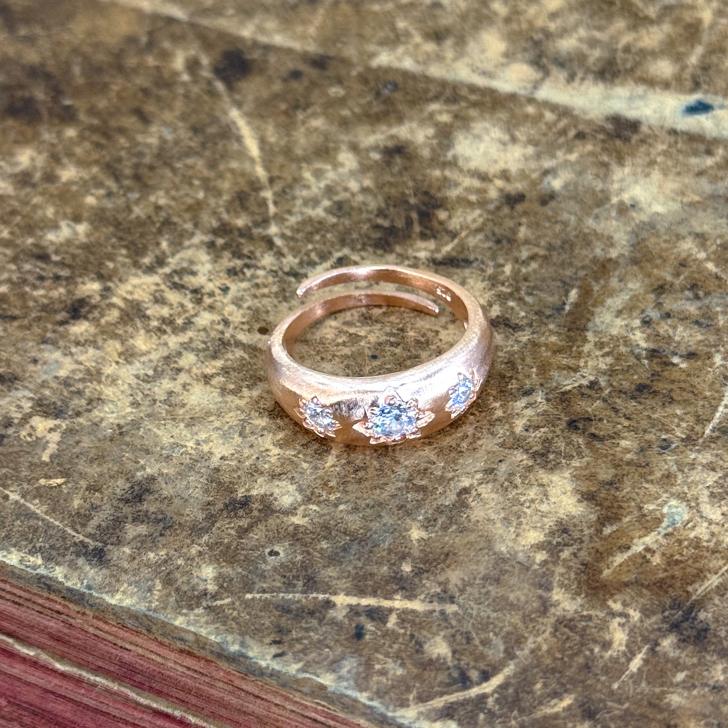 Anello regolabile fascia satinata con tris zirconi - Lumiere Bijoux