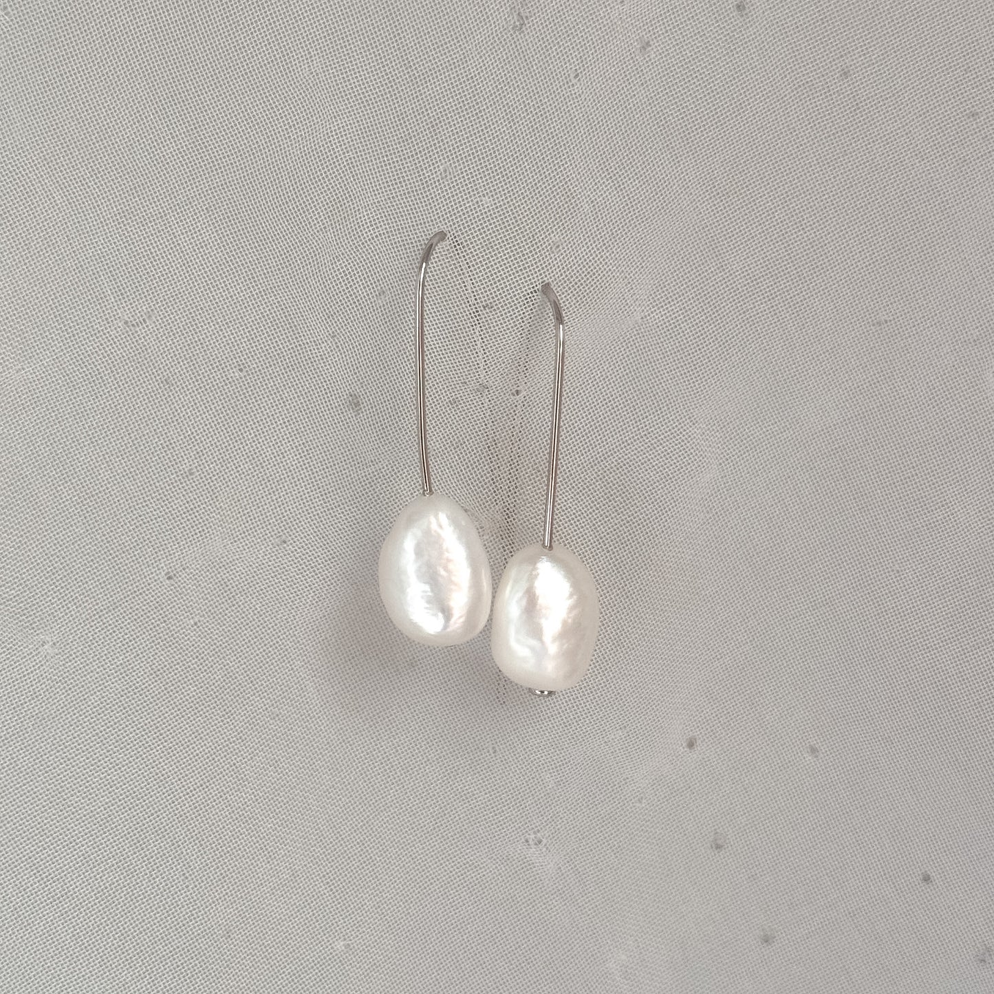 Coppia orecchini amo con perla ovale irregolare - Lumiere Bijoux