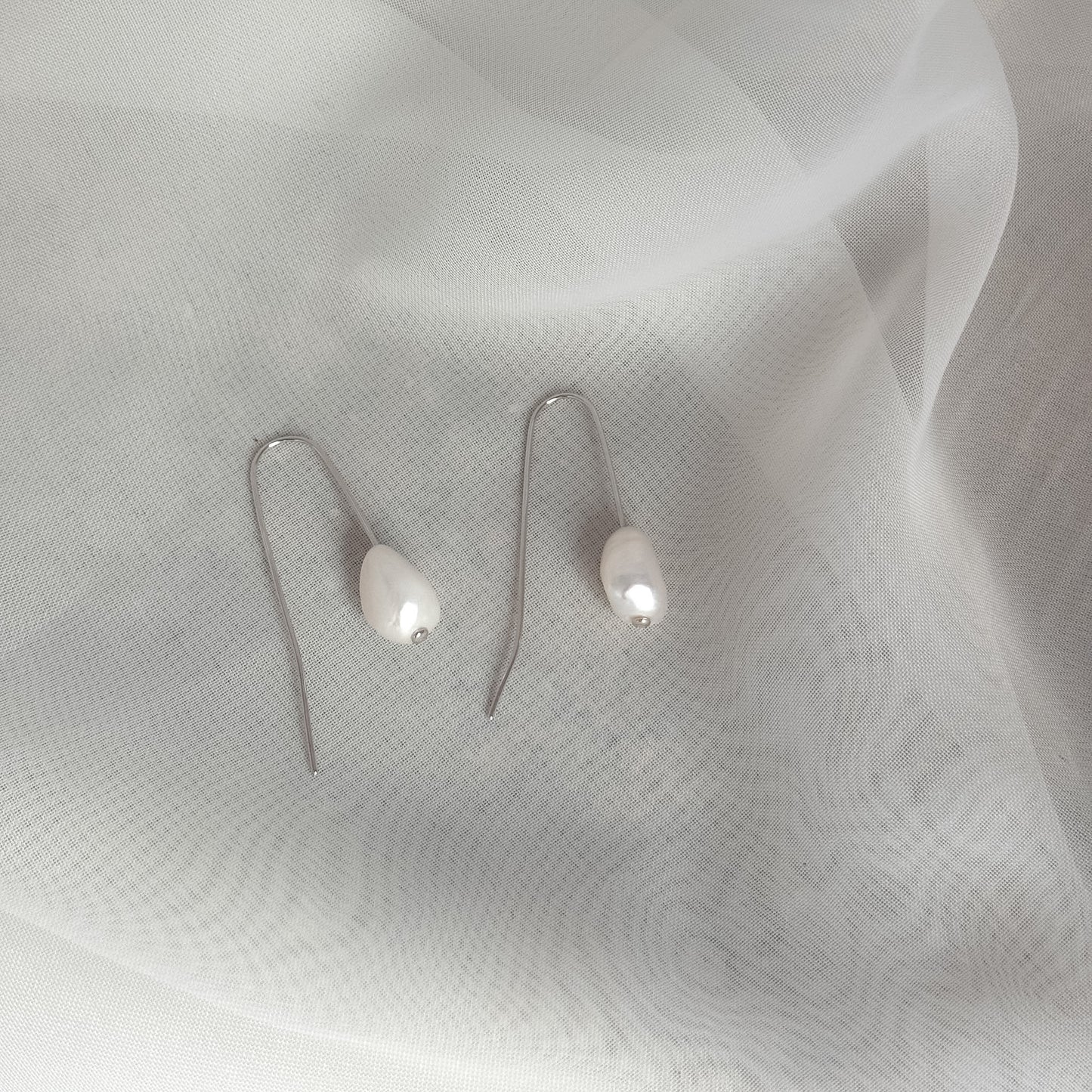 Coppia orecchini amo con perla ovale irregolare - Lumiere Bijoux
