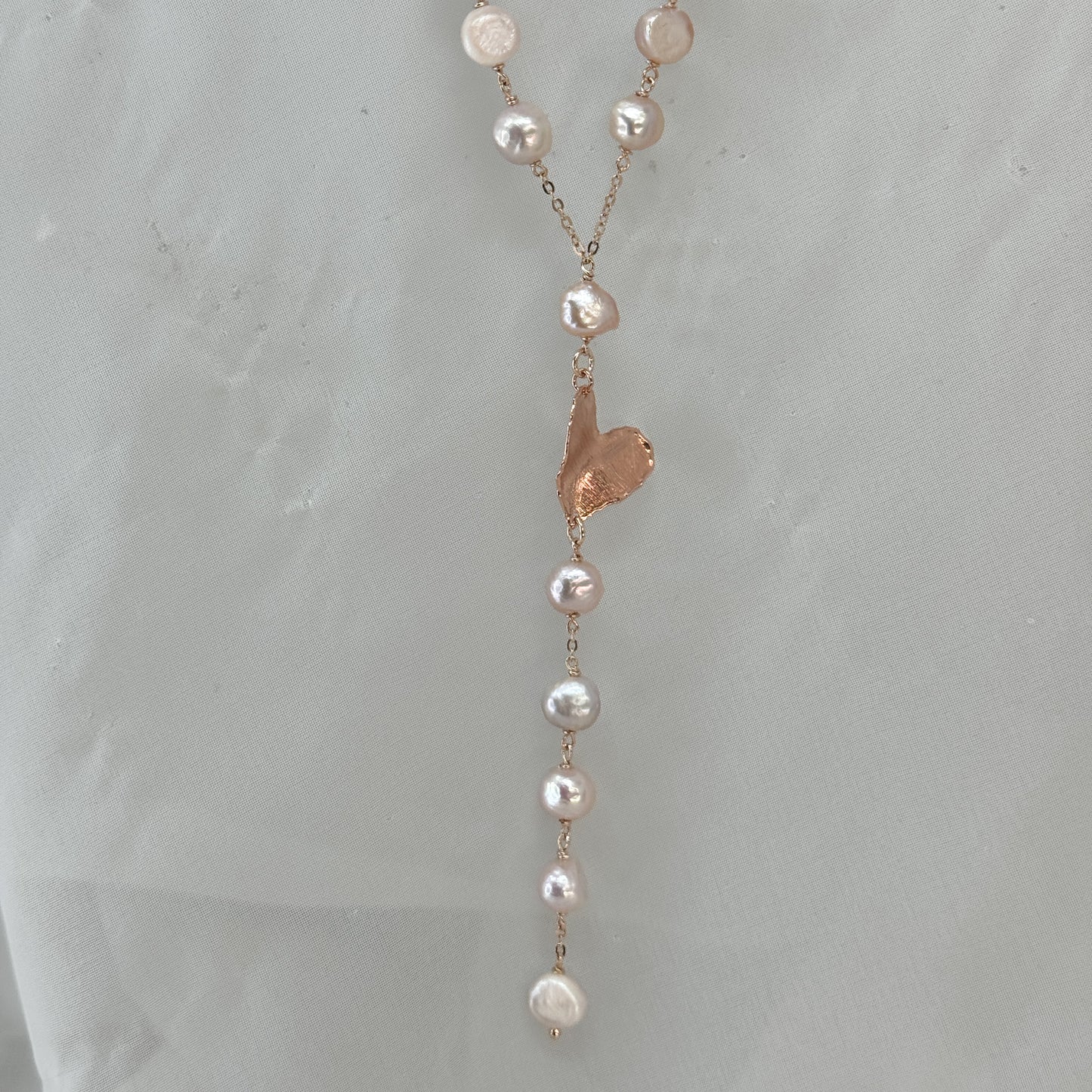 Collana rosario perle di burro con cuore foglia satinato - Lumiere Bijoux