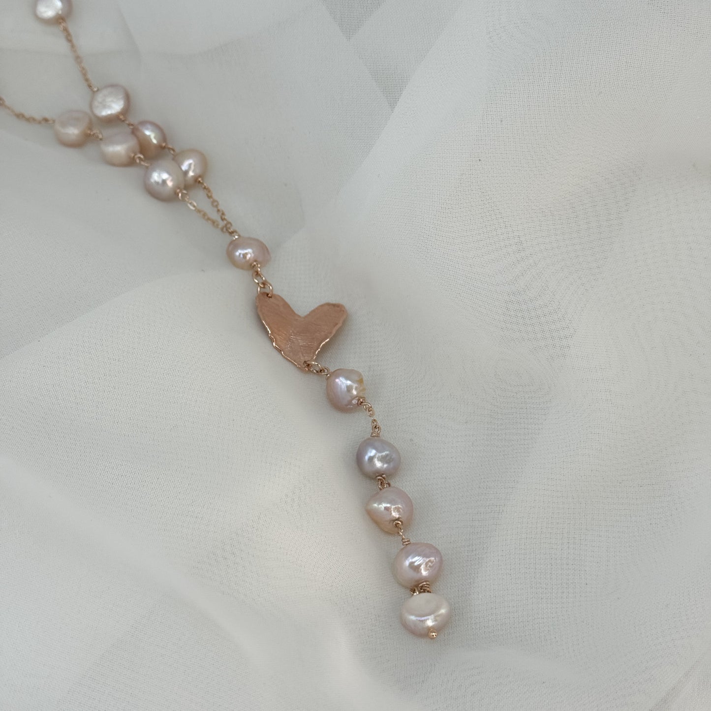 Collana rosario perle di burro con cuore foglia satinato - Lumiere Bijoux