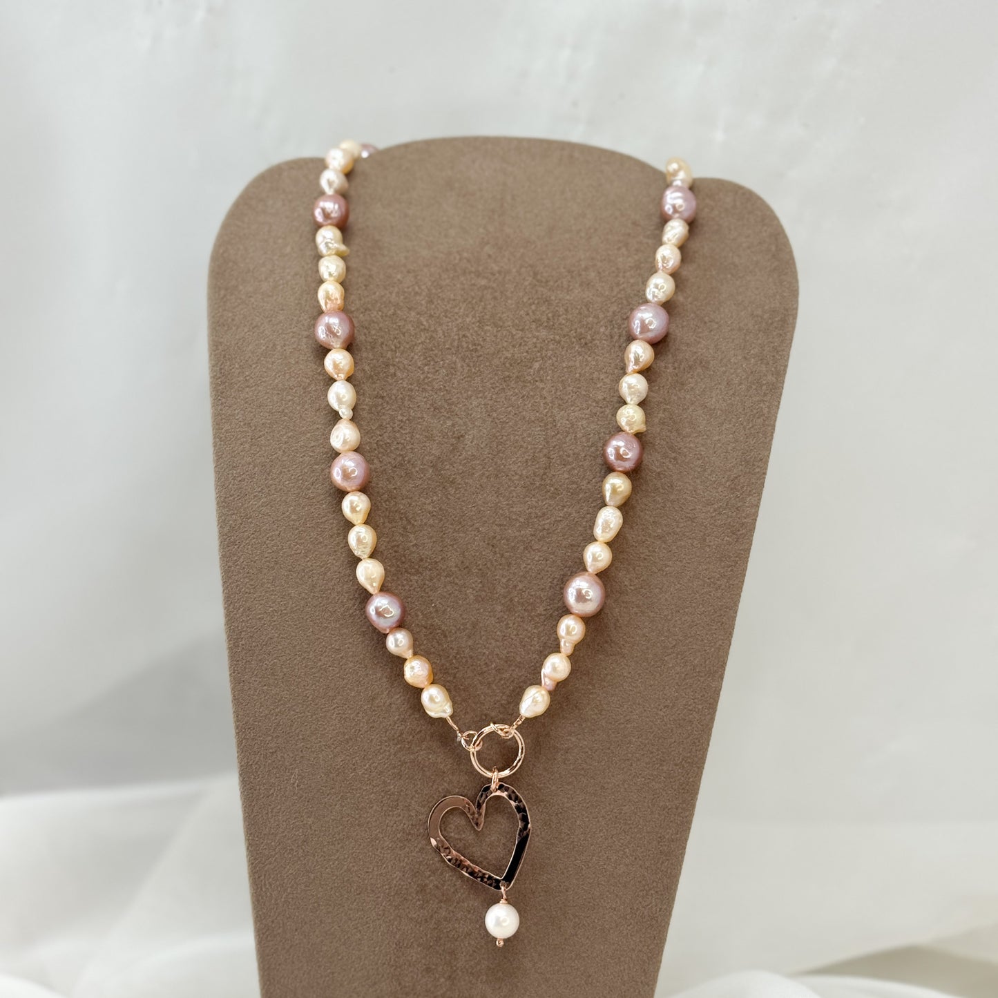 Collana cm 40 di perle rosa a goccia e lilla tonde con cuore NINI vuoto pendente - Lumiere Bijoux