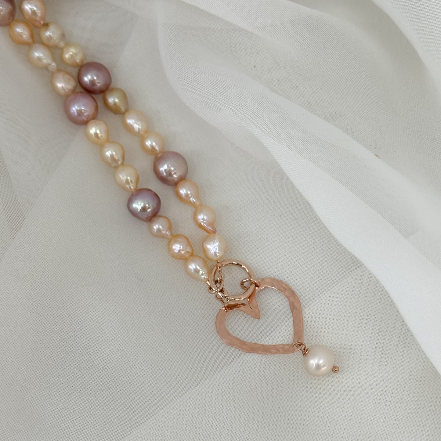 Collana cm 40 di perle rosa a goccia e lilla tonde con cuore NINI vuoto pendente - Lumiere Bijoux