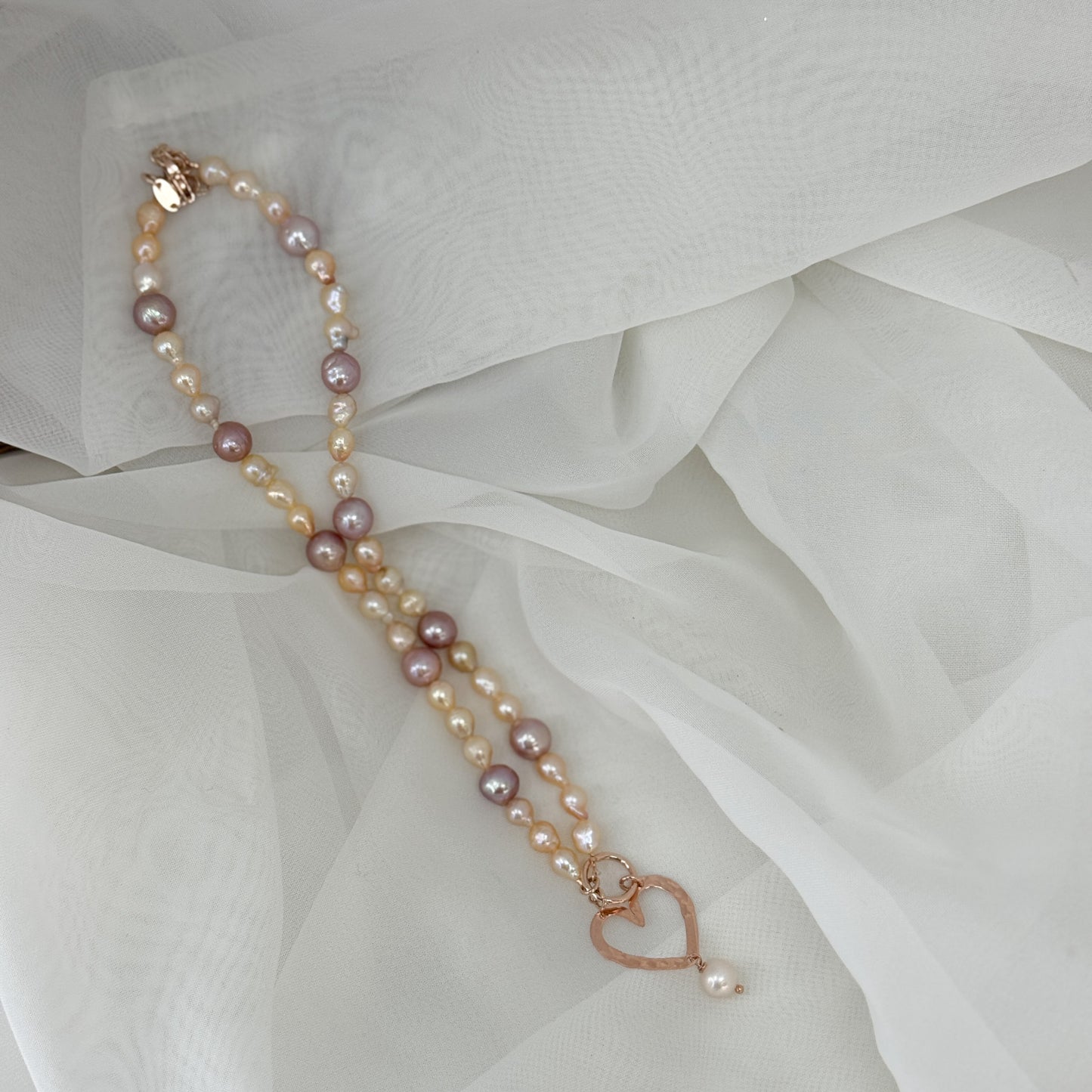 Collana cm 40 di perle rosa a goccia e lilla tonde con cuore NINI vuoto pendente - Lumiere Bijoux