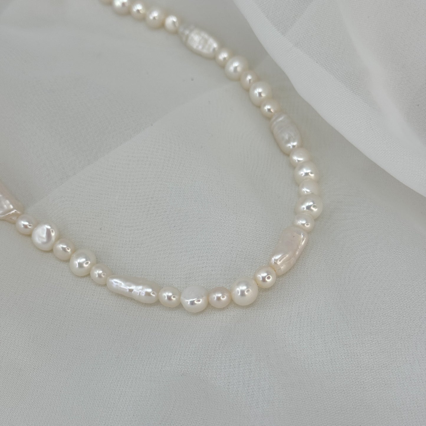 Collana cm 40 di perle bianche tonde e rettangolari irregolari - Lumiere Bijoux