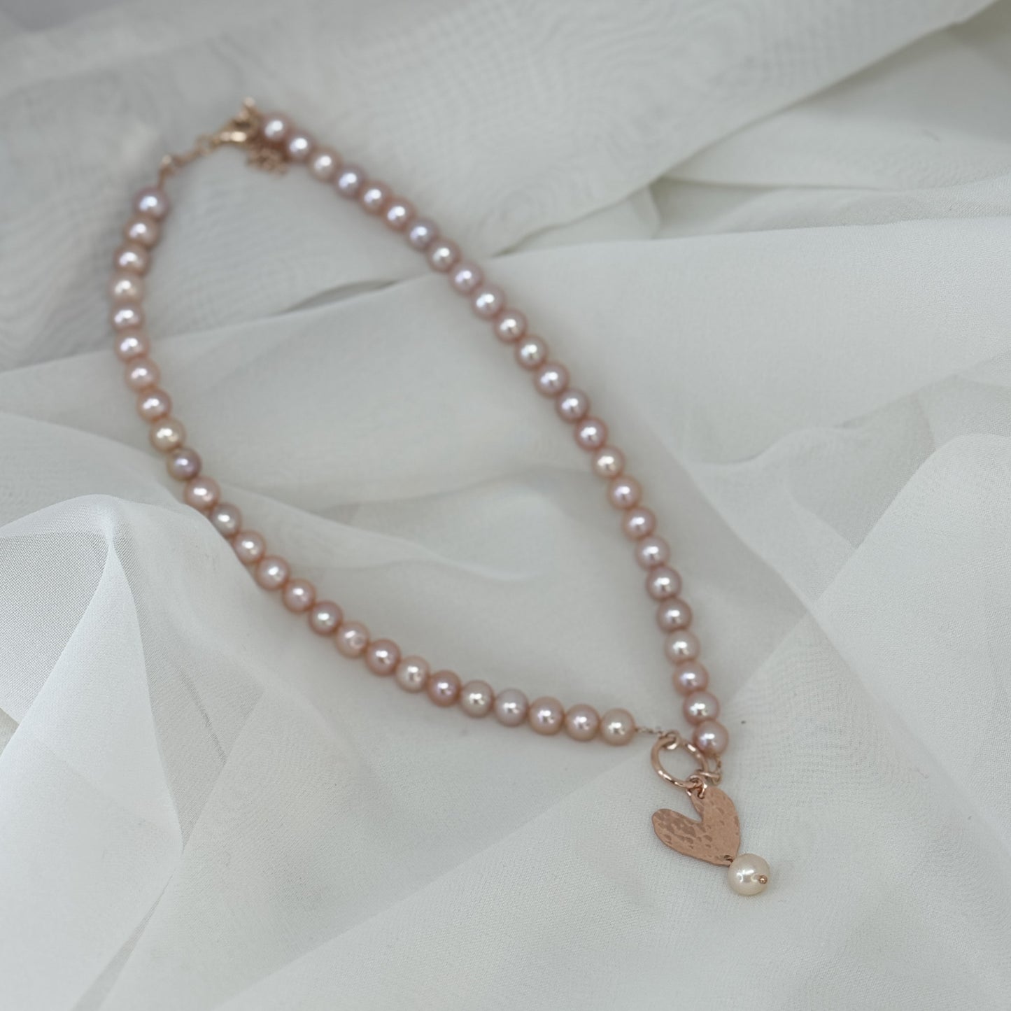 Collana di perle rosa tonde con cuore NINI pendente - Lumiere Bijoux