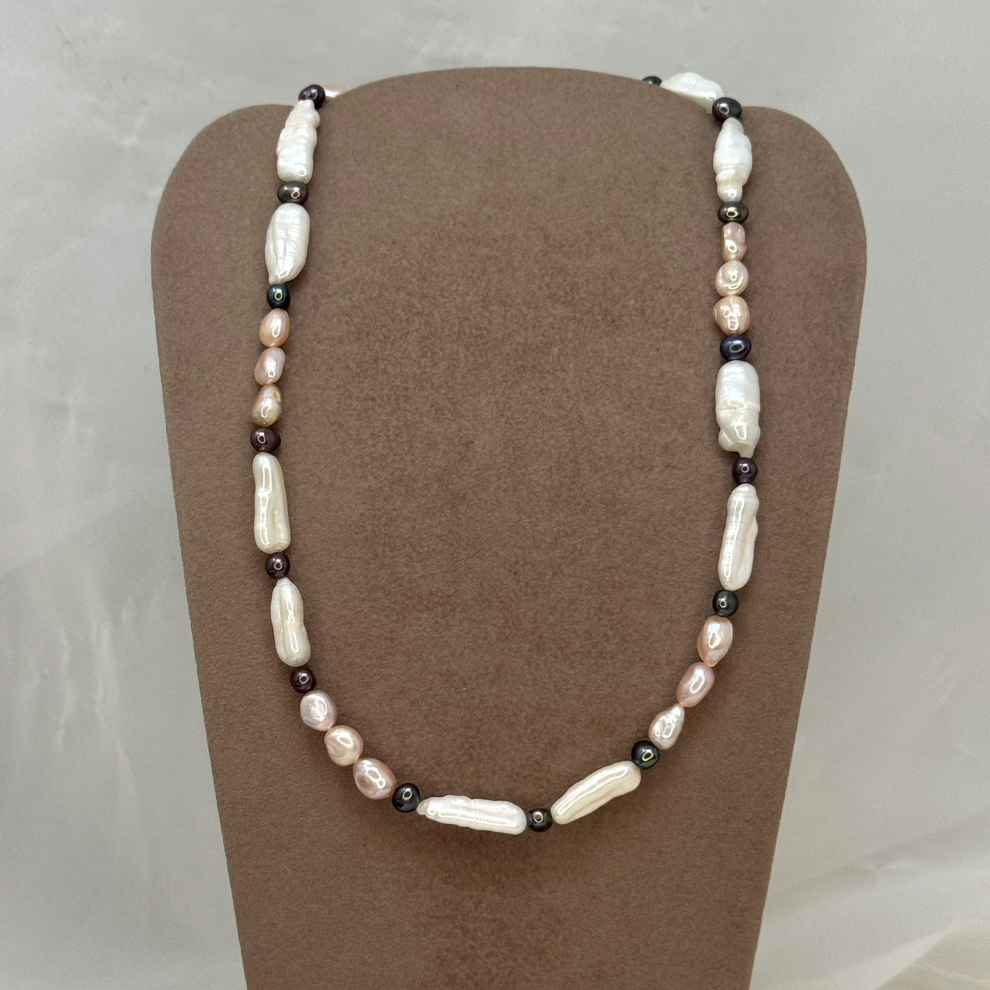 Collana di perle cioccolato alternate da perle rosa e bianche rettangolari - Pezzo Unico 3 - Lumiere Bijoux