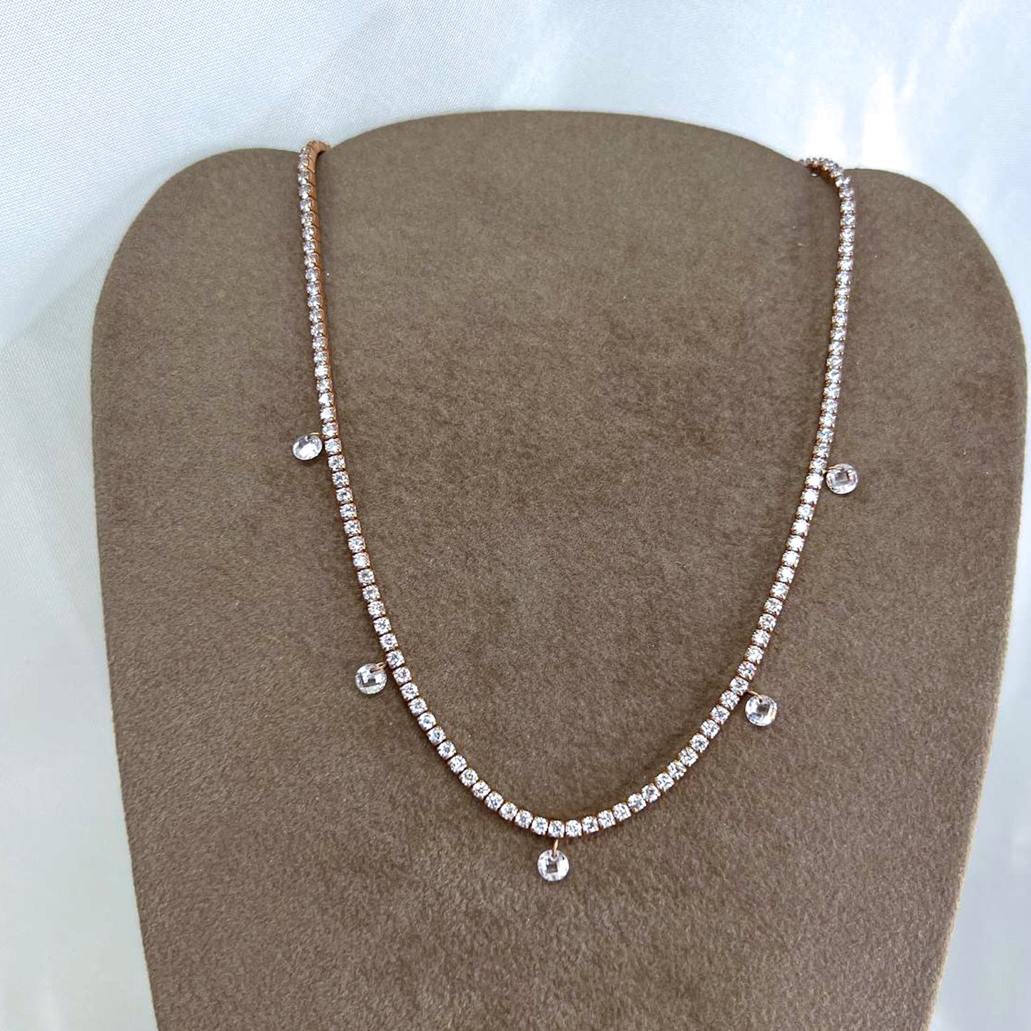 Collana choker tennis con 5 gocce di microcristalli tondi pendenti - Lumiere Bijoux