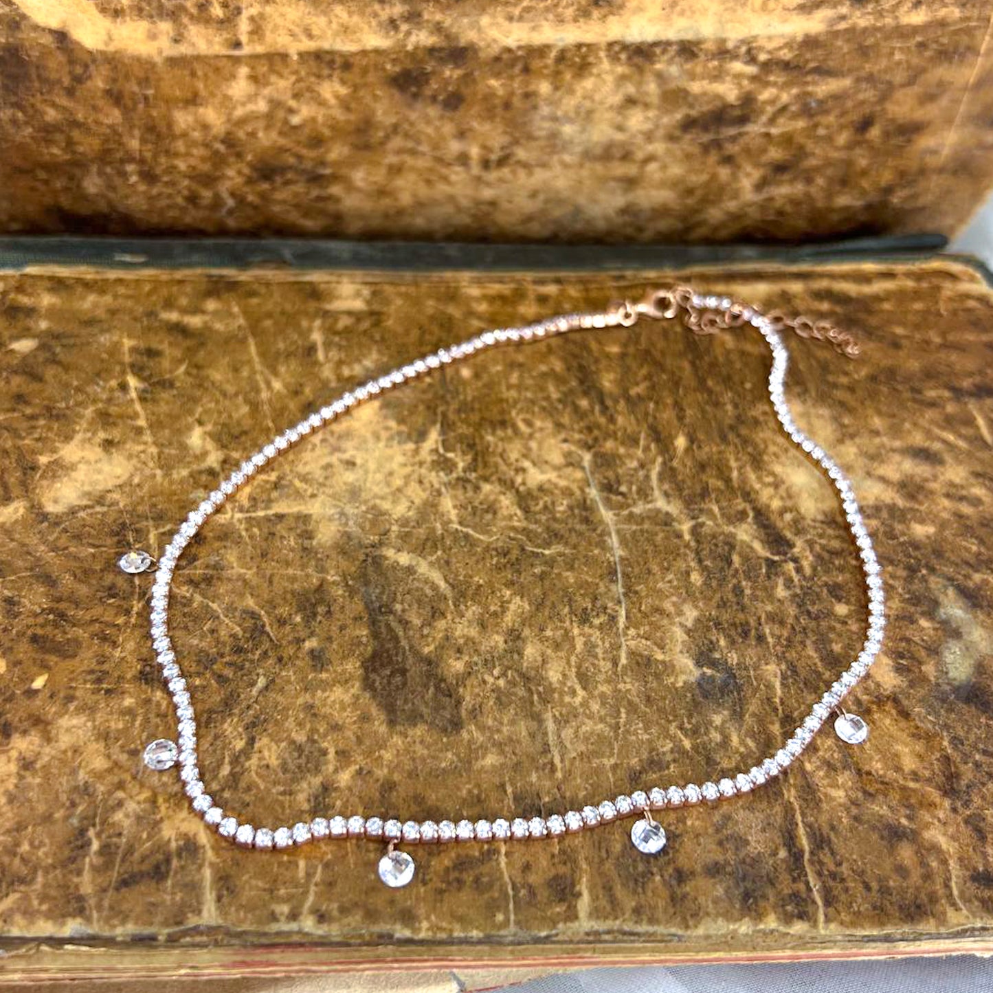 Collana choker tennis con 5 gocce di microcristalli tondi pendenti - Lumiere Bijoux