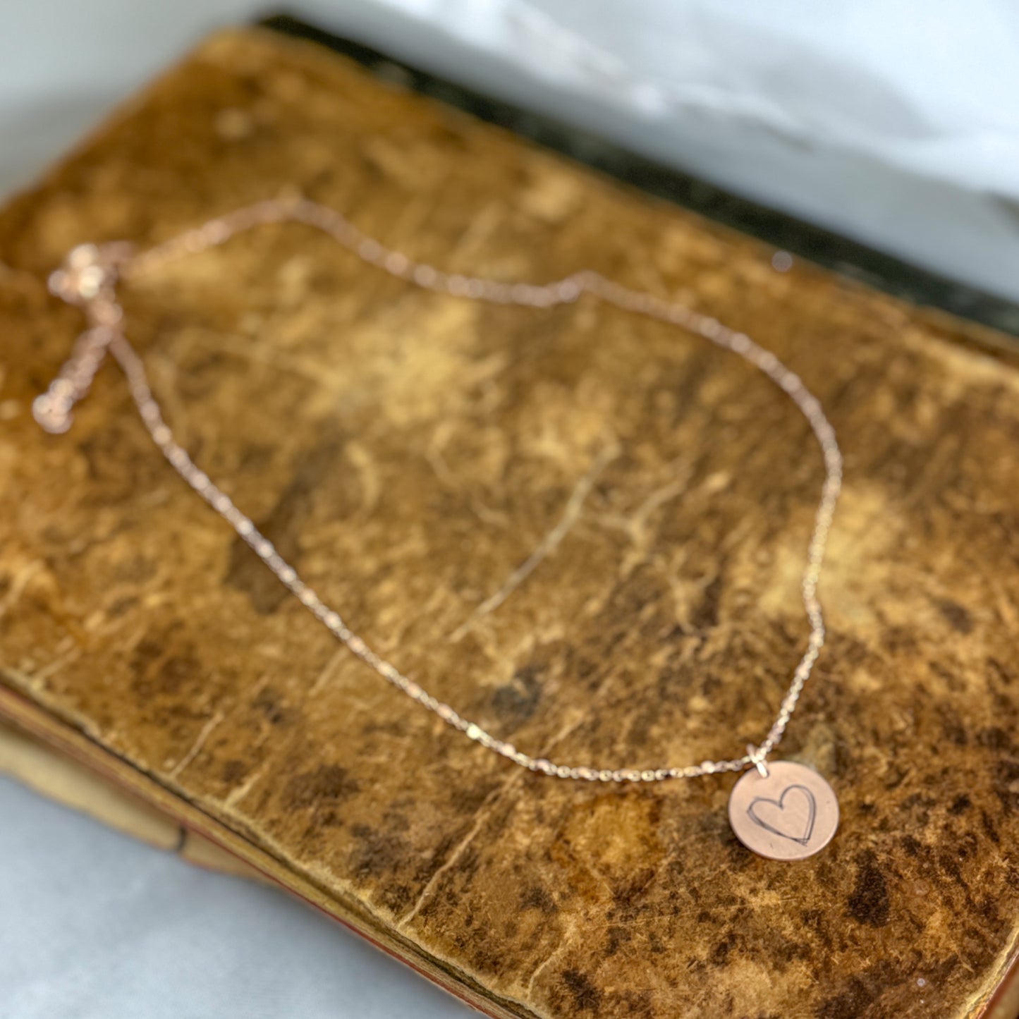 Collana Choker catena dadini rosé cm35 con una targhetta tonda satinata con inciso un cuore vuoto - Lumiere Bijoux