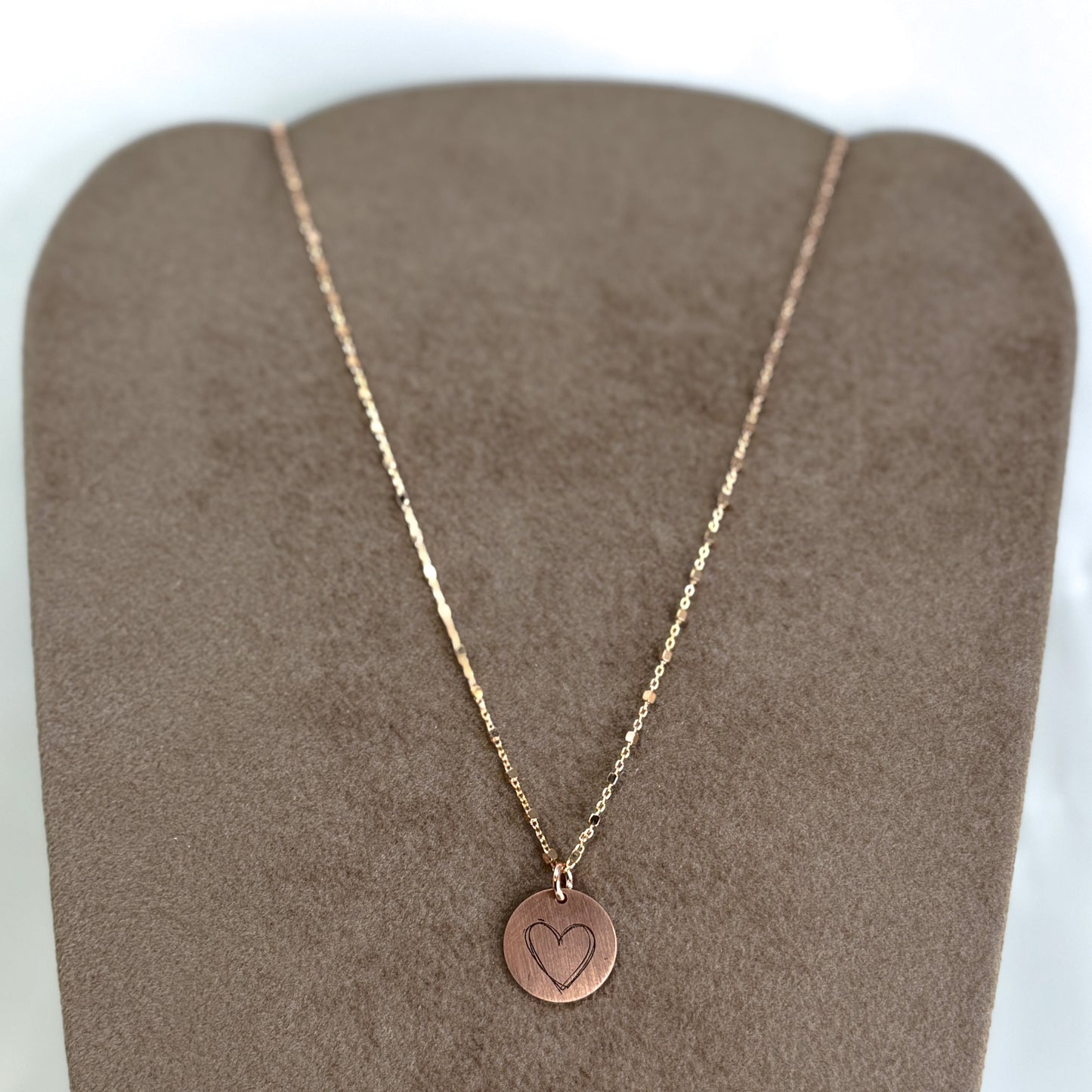 Collana Choker catena dadini rosé cm35 con una targhetta tonda satinata con inciso un cuore vuoto - Lumiere Bijoux