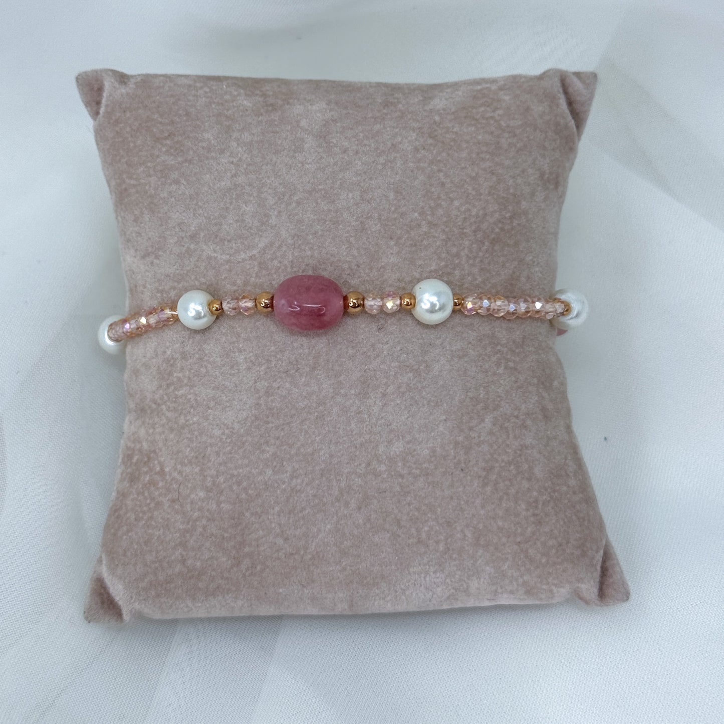 Bracciale elastico con cristalli cipria pepite rosé pietre rosa e perle bianche - Lumiere Bijoux