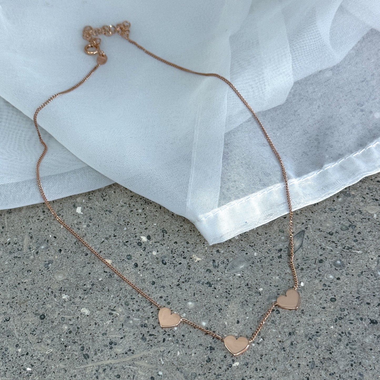 Collana choker catena grumette con 3 stelle o 3 cuori in linea da 0.8 mm argento 925 rosé - cm 35 ESSENZIALE - Lumiere Bijoux