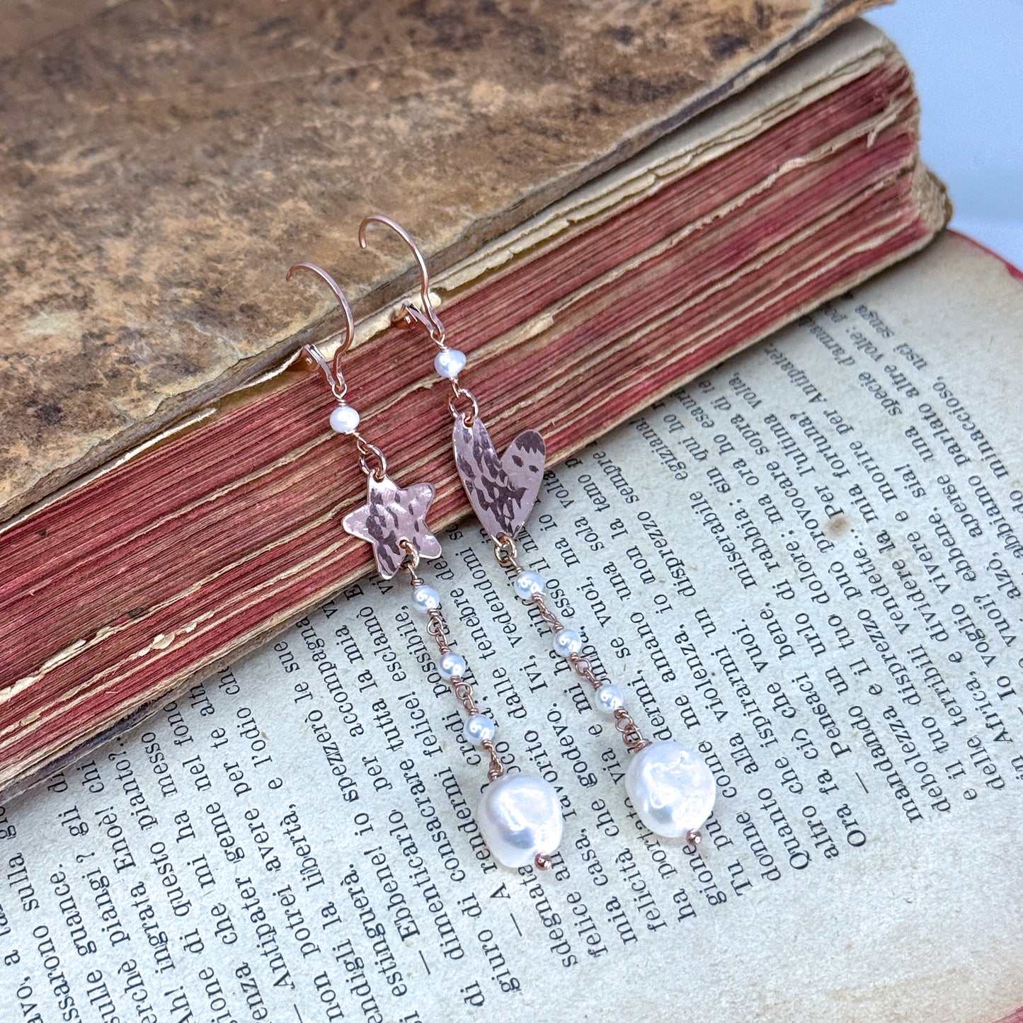 Coppia orecchini pendenti con stella e cuore battuto pendnete rado perle con perla sassetto finale - Lumiere Bijoux
