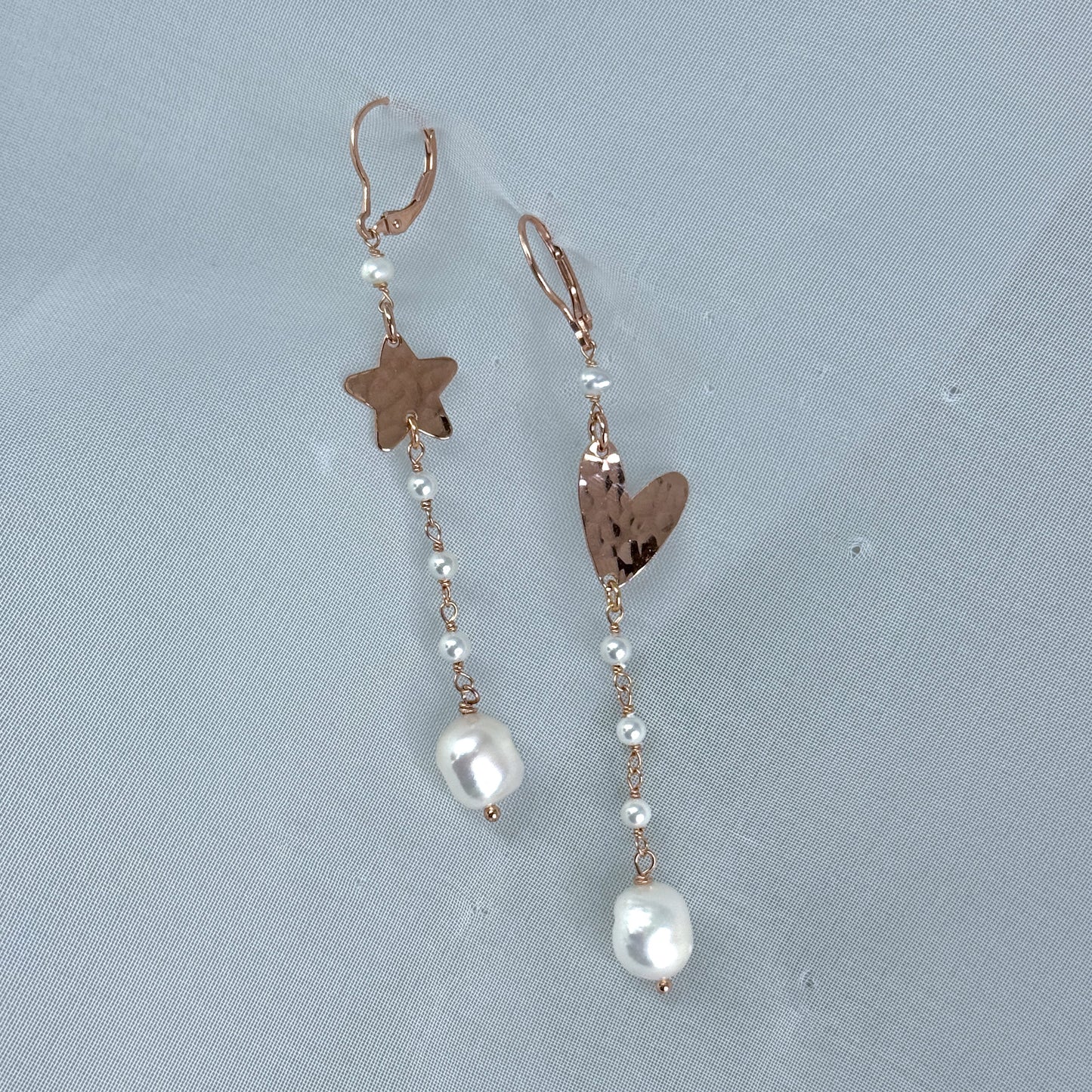 Coppia orecchini pendenti con stella e cuore battuto pendnete rado perle con perla sassetto finale - Lumiere Bijoux