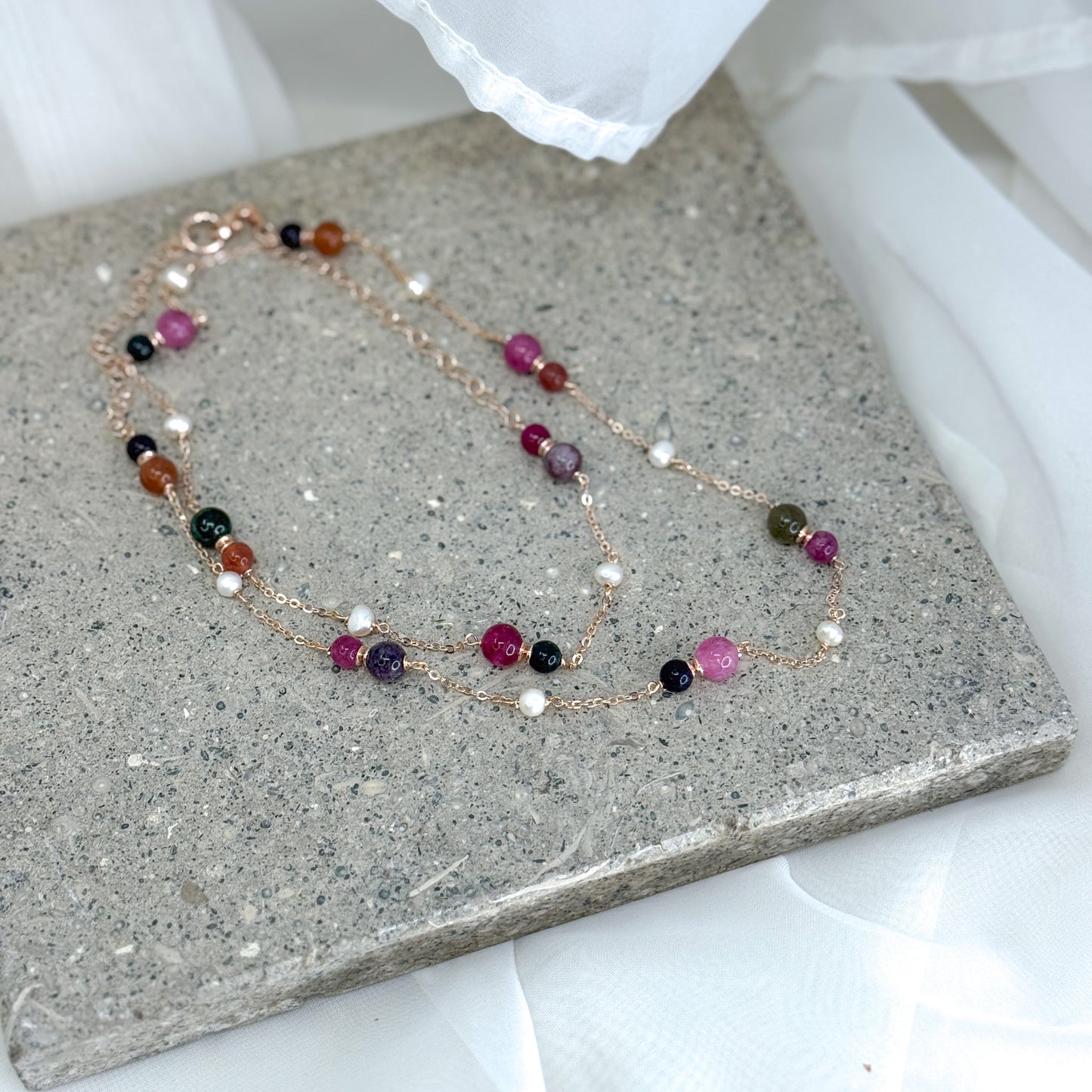 Collana lunga cm 85 catena rolò in argento 925 rosé alternata da perle bianche e pietre multicolore - Lumiere Bijoux