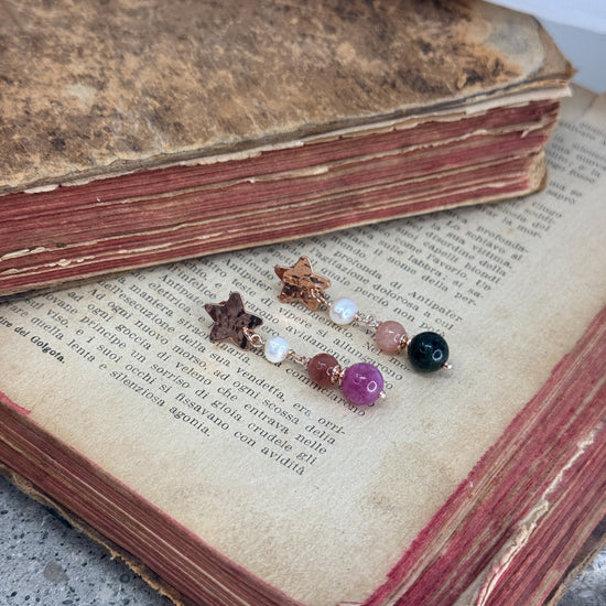 Coppia orecchini pendenti in argento 925 rosé con stelle battute perle e pietre multicolore - Lumiere Bijoux