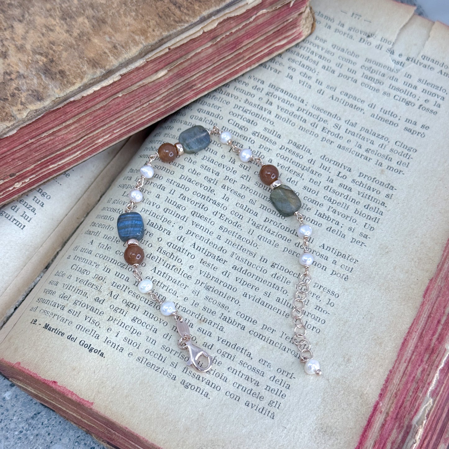 Bracciale in argento 925 rosé con perle bianche alternate da pietre dure cioccolato e labradorite - Lumiere Bijoux