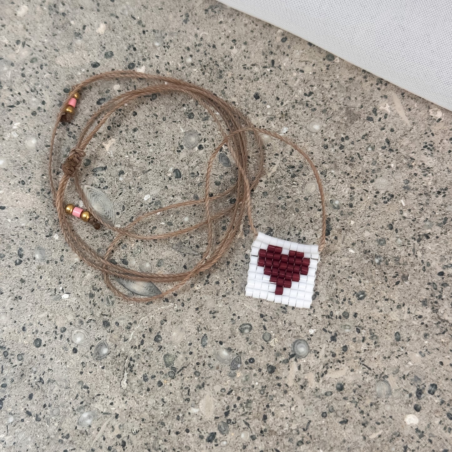 Collana regolabile Formentera con filo di seta e targhetta con cuore in perline - Pezzo unico - Lumiere Bijoux