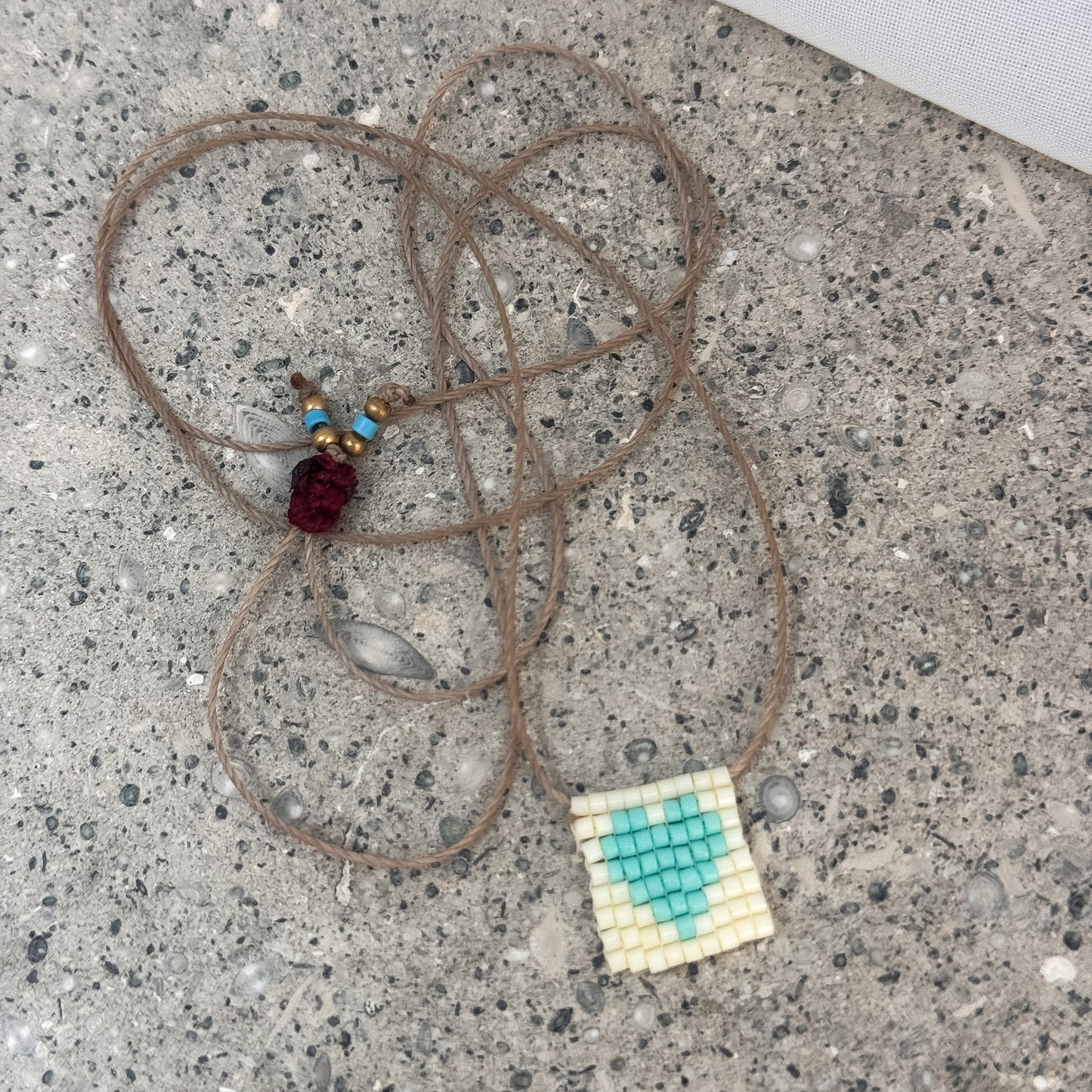 Collana regolabile Formentera con filo di seta e targhetta con cuore in perline - Pezzo unico - Lumiere Bijoux