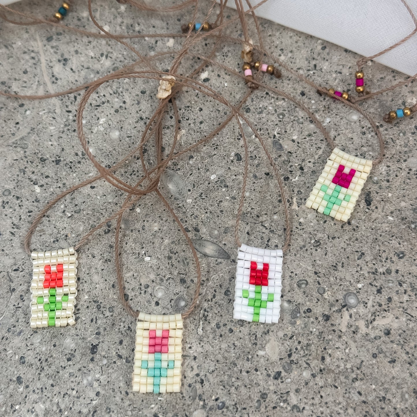 Collana regolabile Formentera con filo di seta e targhetta con fiore - Pezzo unico - Lumiere Bijoux