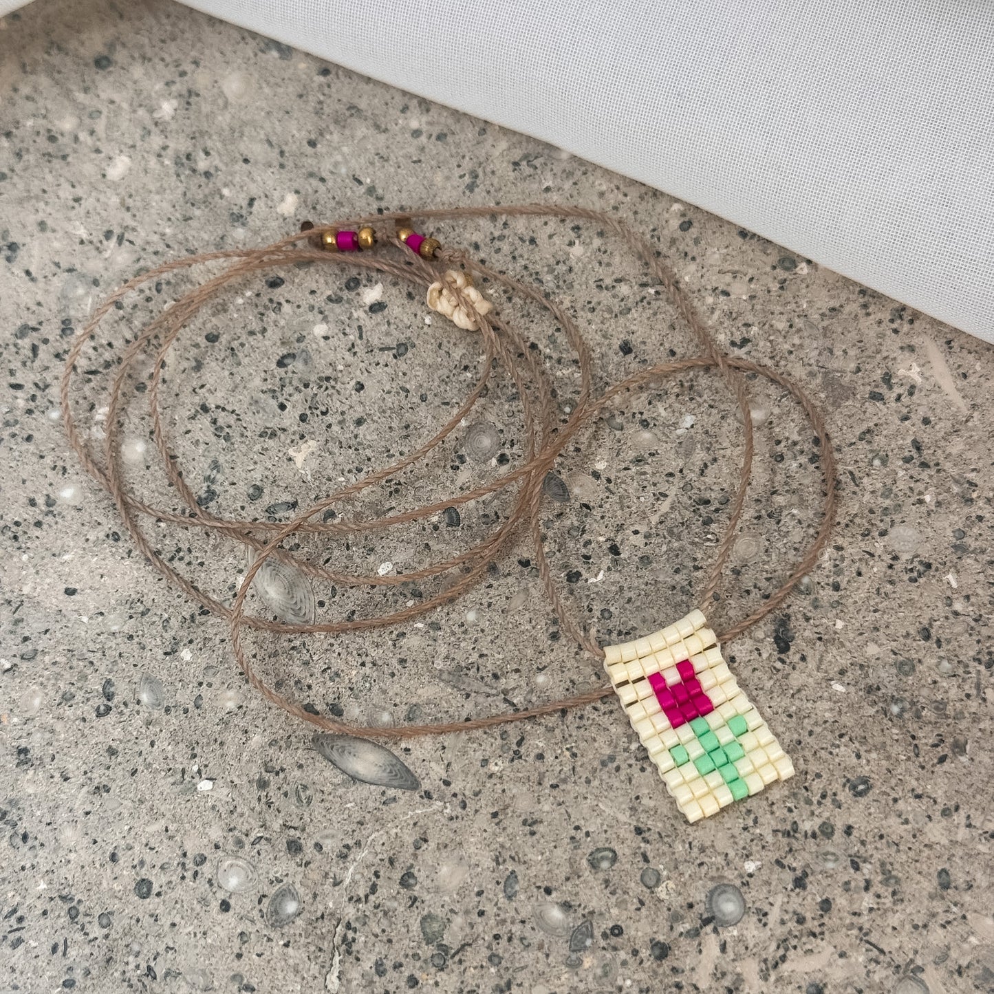 Collana regolabile Formentera con filo di seta e targhetta con fiore - Pezzo unico - Lumiere Bijoux