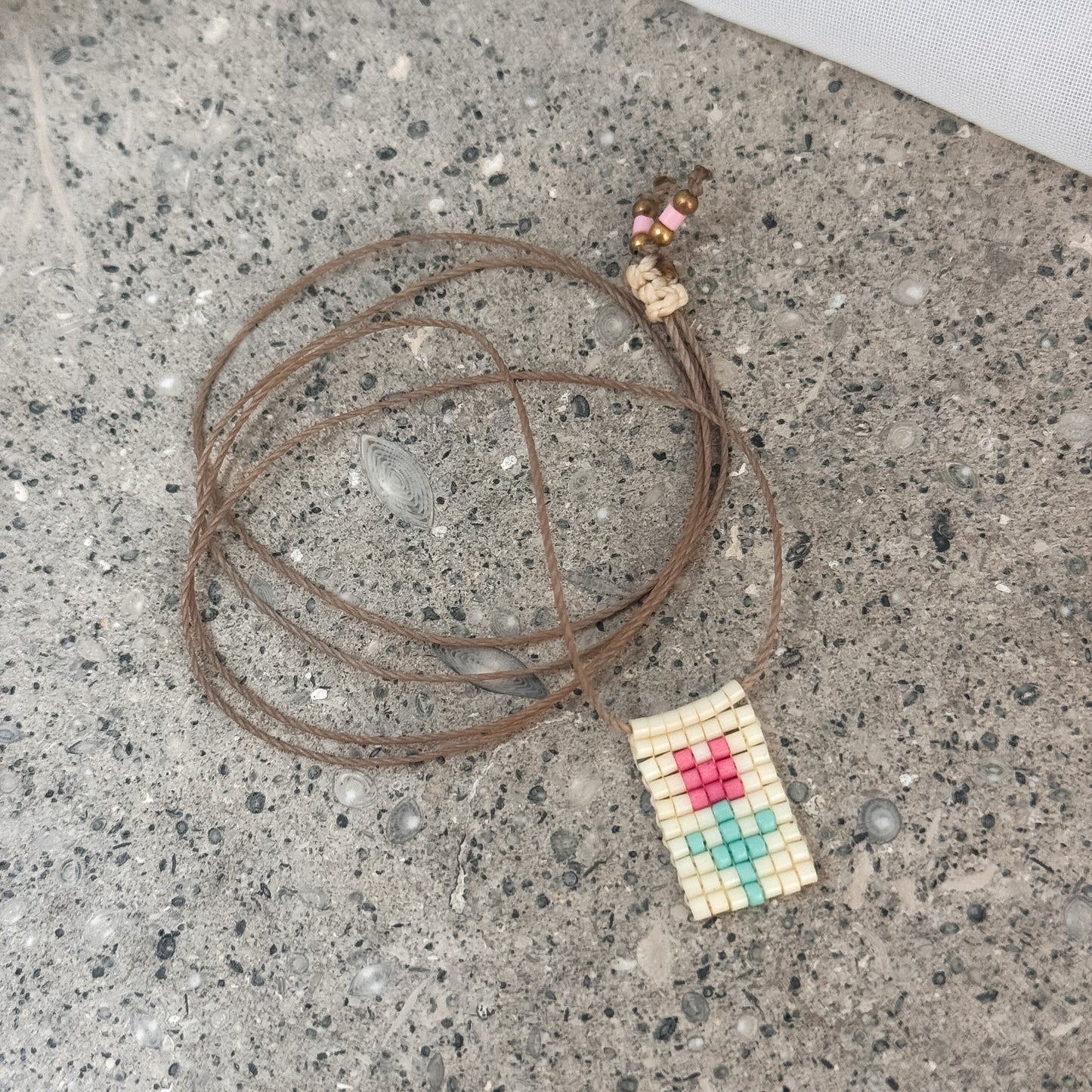 Collana regolabile Formentera con filo di seta e targhetta con fiore - Pezzo unico - Lumiere Bijoux