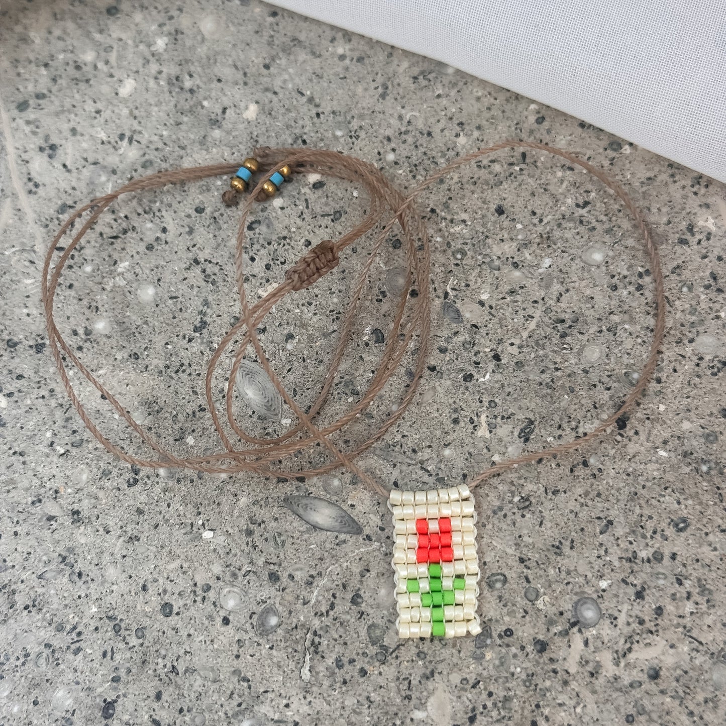 Collana regolabile Formentera con filo di seta e targhetta con fiore - Pezzo unico - Lumiere Bijoux