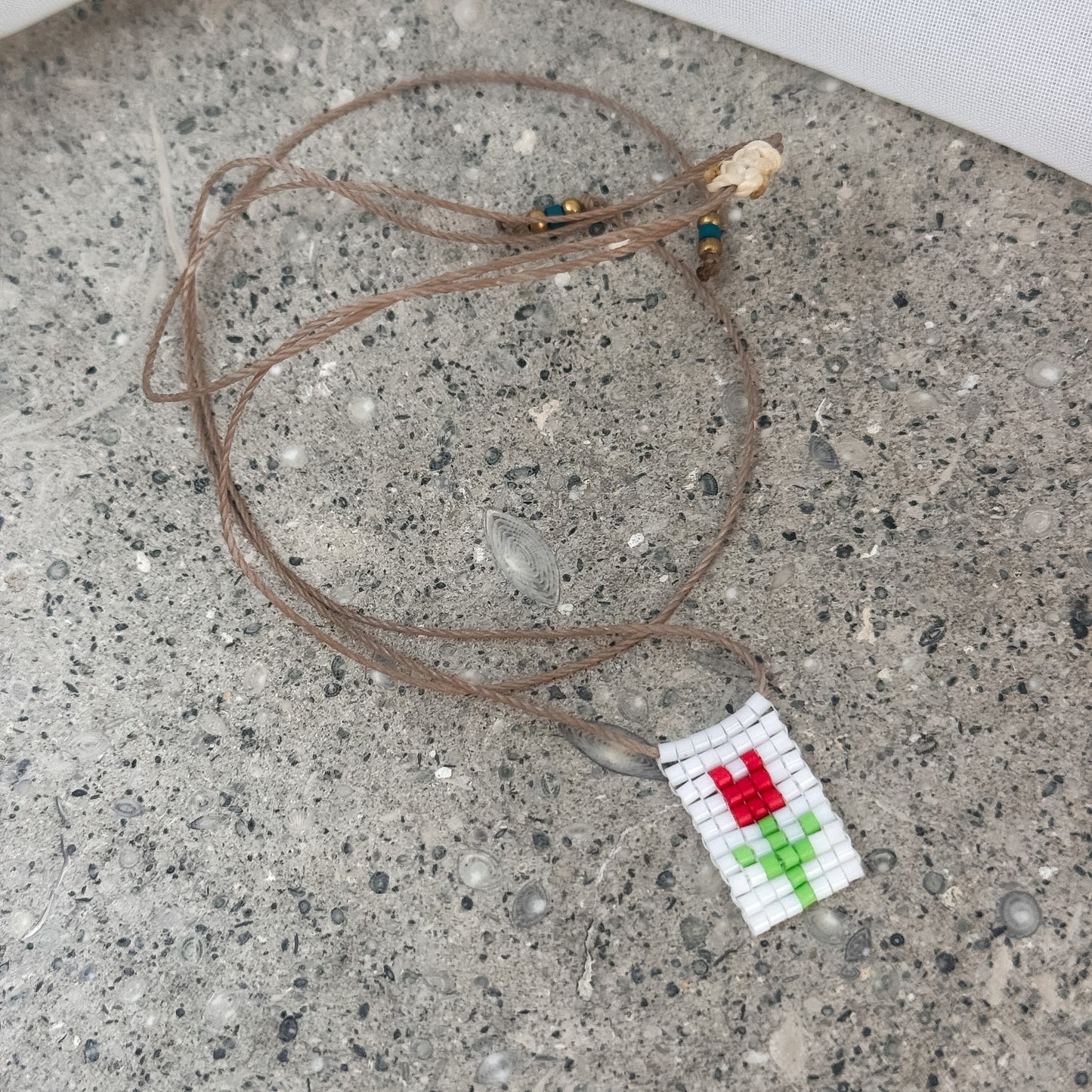 Collana regolabile Formentera con filo di seta e targhetta con fiore - Pezzo unico - Lumiere Bijoux