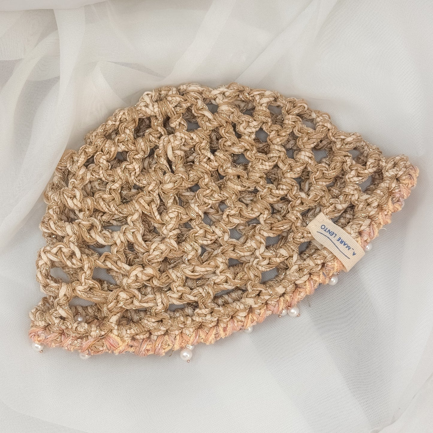 Cupolina Uncinetto cipria e beige con perle naturali bianche - Pezzo unico - Collab A_MARELENTO - Lumiere Bijoux