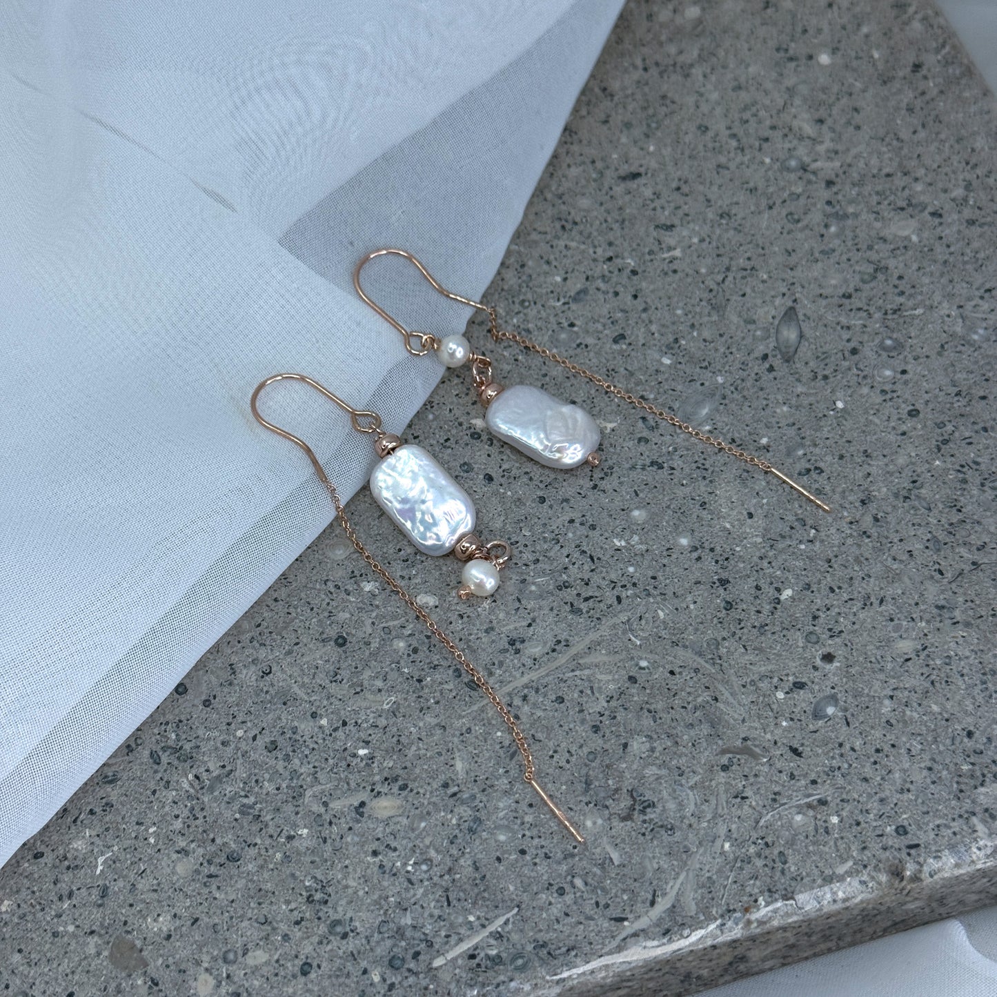 Coppia orecchini catenella con perle rettangolari bianche - Lumiere Bijoux