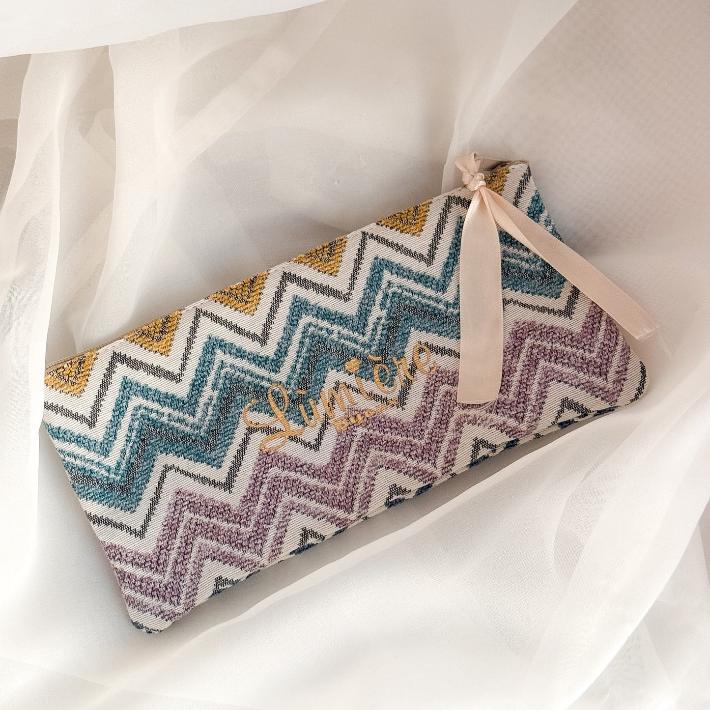 OMAGGIO Pochette/Astuccio medio con stampa zigzag ocra/lilla e azzurro