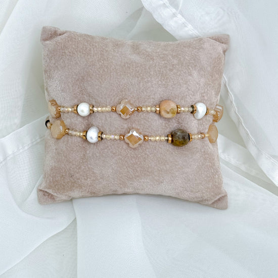 Bracciale elastico con cristalli champagne, cristalli fiorellino, pepite rosé e perle tonde