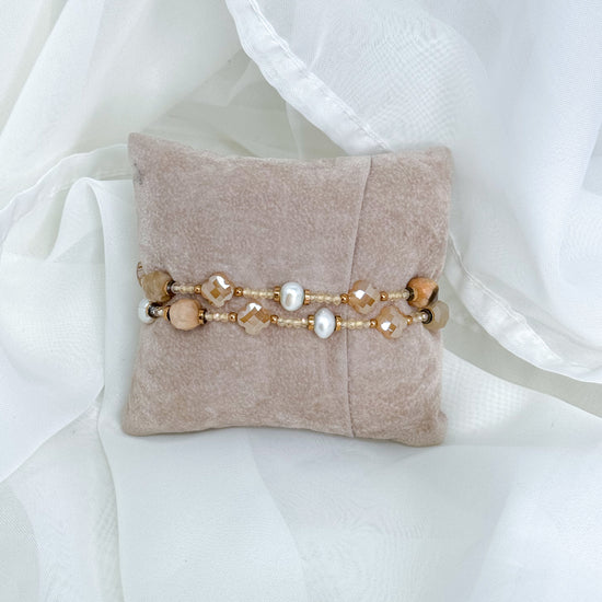 Bracciale elastico con cristalli champagne, cristalli fiorellino, pepite rosé e perle tonde