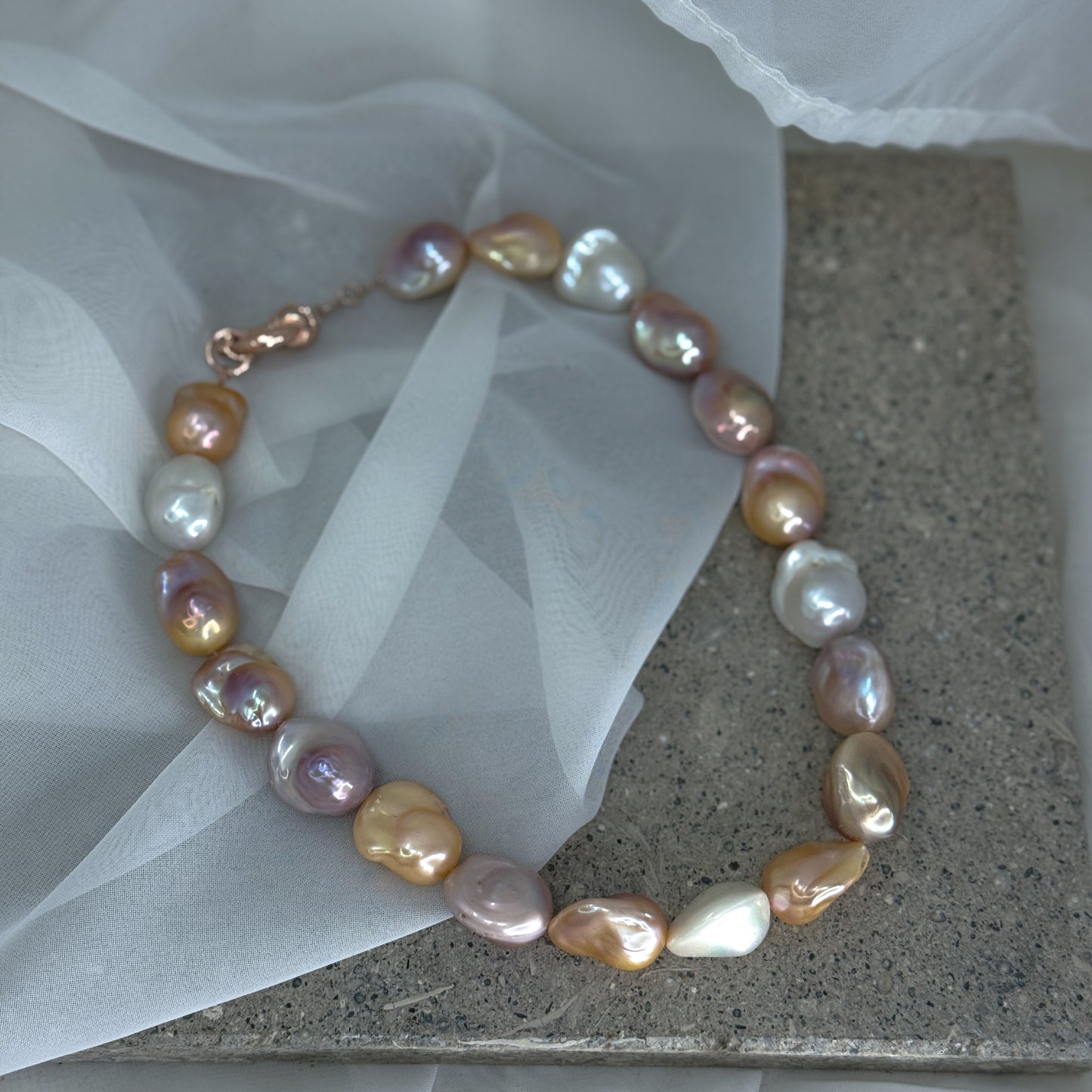 Collana PECULIAR con perle barocche champagne bianche e lilla - Pezzo unico - Lumiere Bijoux