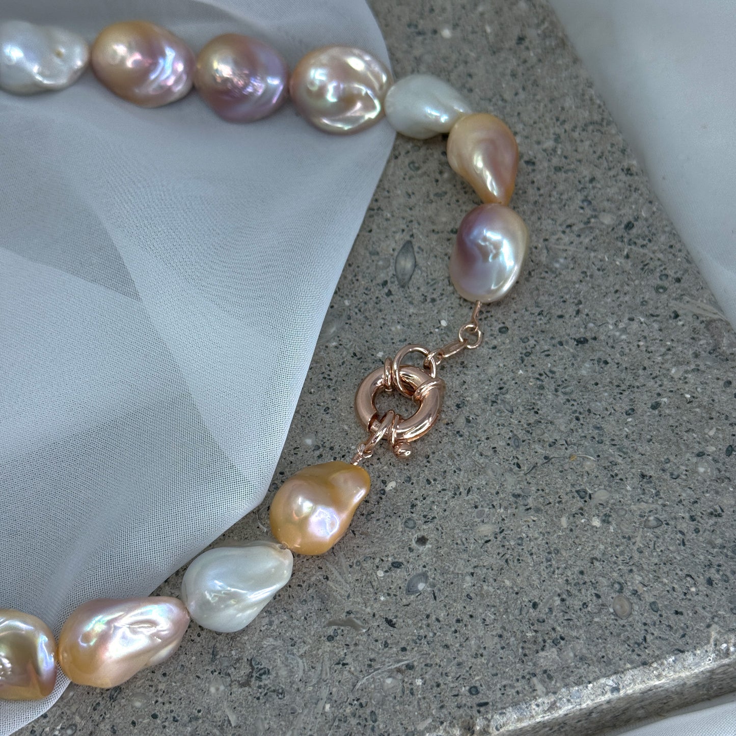 Collana PECULIAR con perle barocche champagne bianche e lilla - Pezzo unico - Lumiere Bijoux