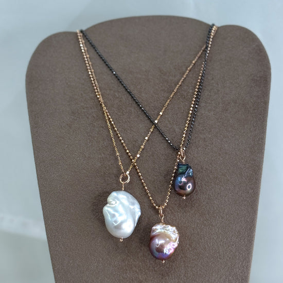 Collana catena cm 50 militare o dadini con perla barocca pendente bianca - rosa o nera - Lumiere Bijoux