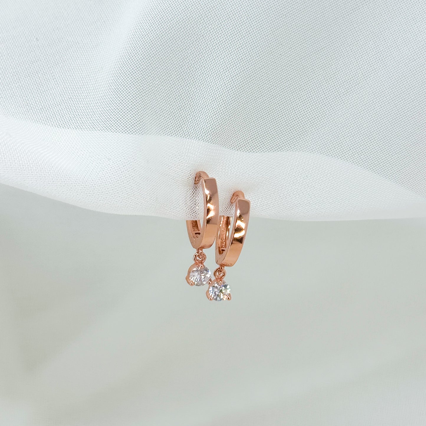 Coppia orecchini cerchietto liscio con punto luce - chiusura a scattino - Lumiere Bijoux