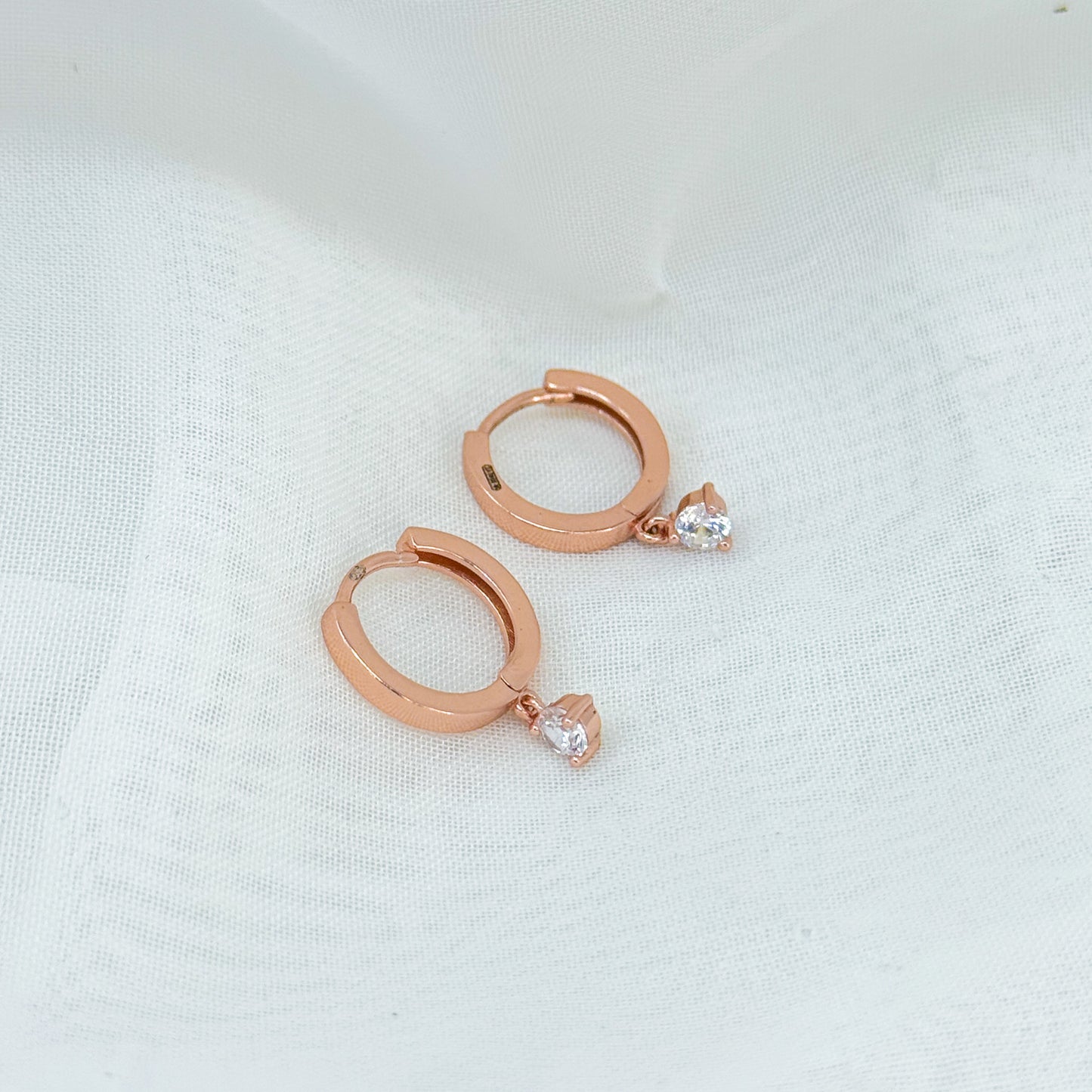 Coppia orecchini cerchietto liscio con punto luce - chiusura a scattino - Lumiere Bijoux