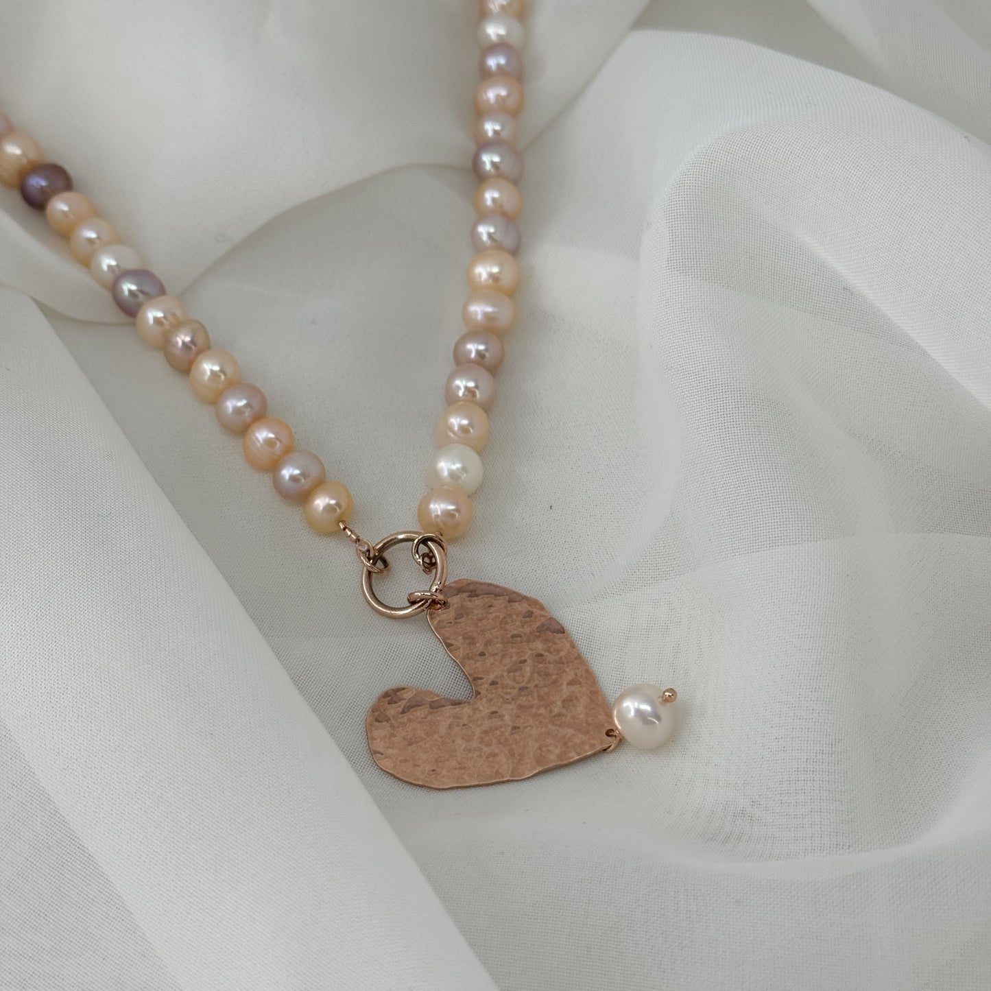 Collana di perle rosa e lilla tonde con cuore maxi NINI pendente - Lumiere Bijoux