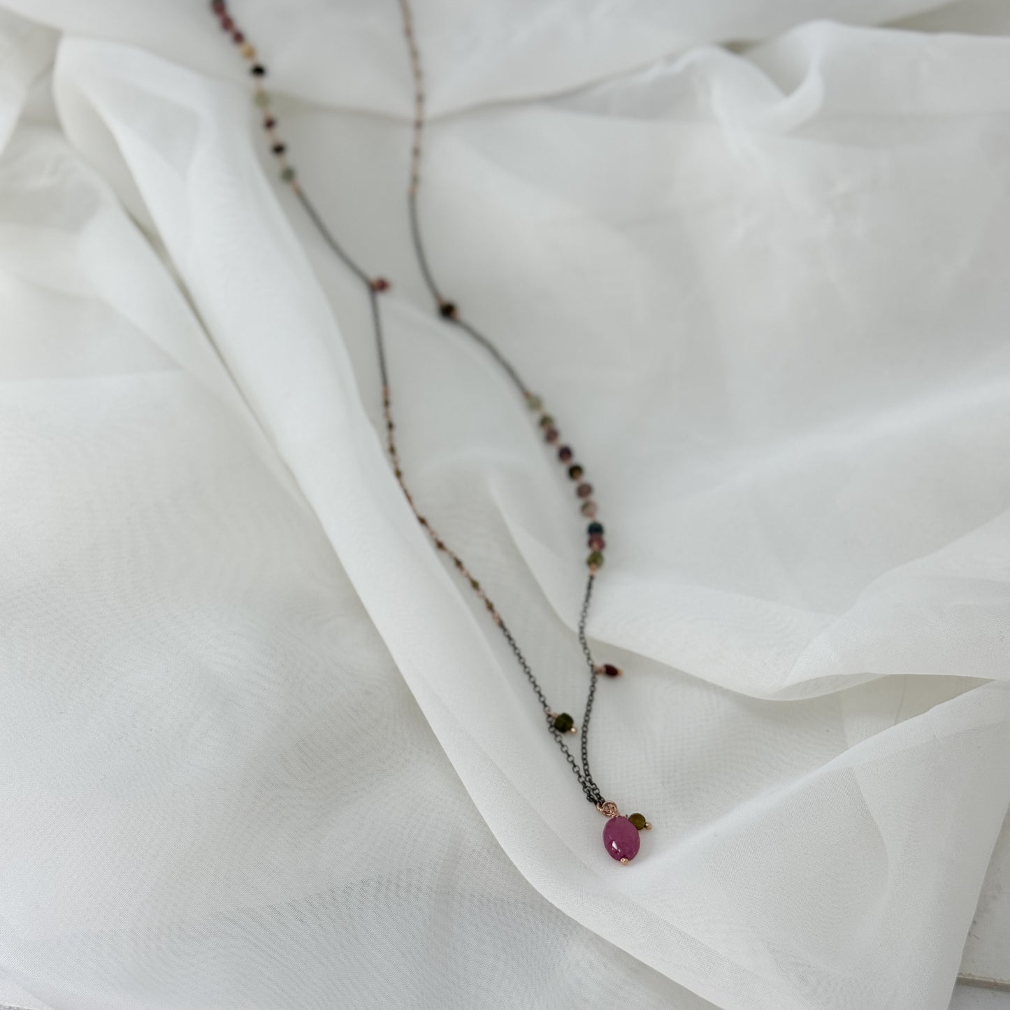 Collana catena rutenio e peitre tormalina con pietra fragola pendente cm 70 - pezzo unico - Lumiere Bijoux