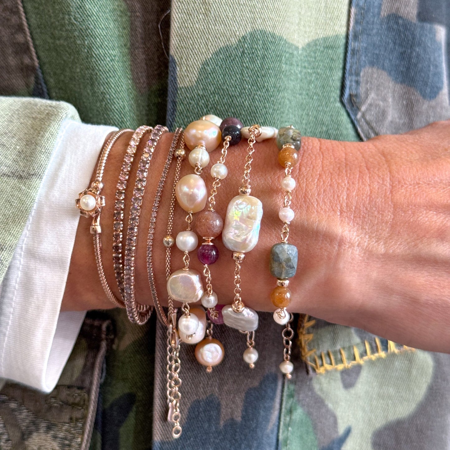 Bracciale in argento 925 rosé con perle bianche alternate da pietre dure cioccolato e labradorite - Lumiere Bijoux