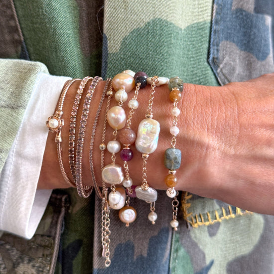 Bracciale in argento 925 rosé con perle bianche alternate da pietre dure cioccolato e labradorite - Lumiere Bijoux