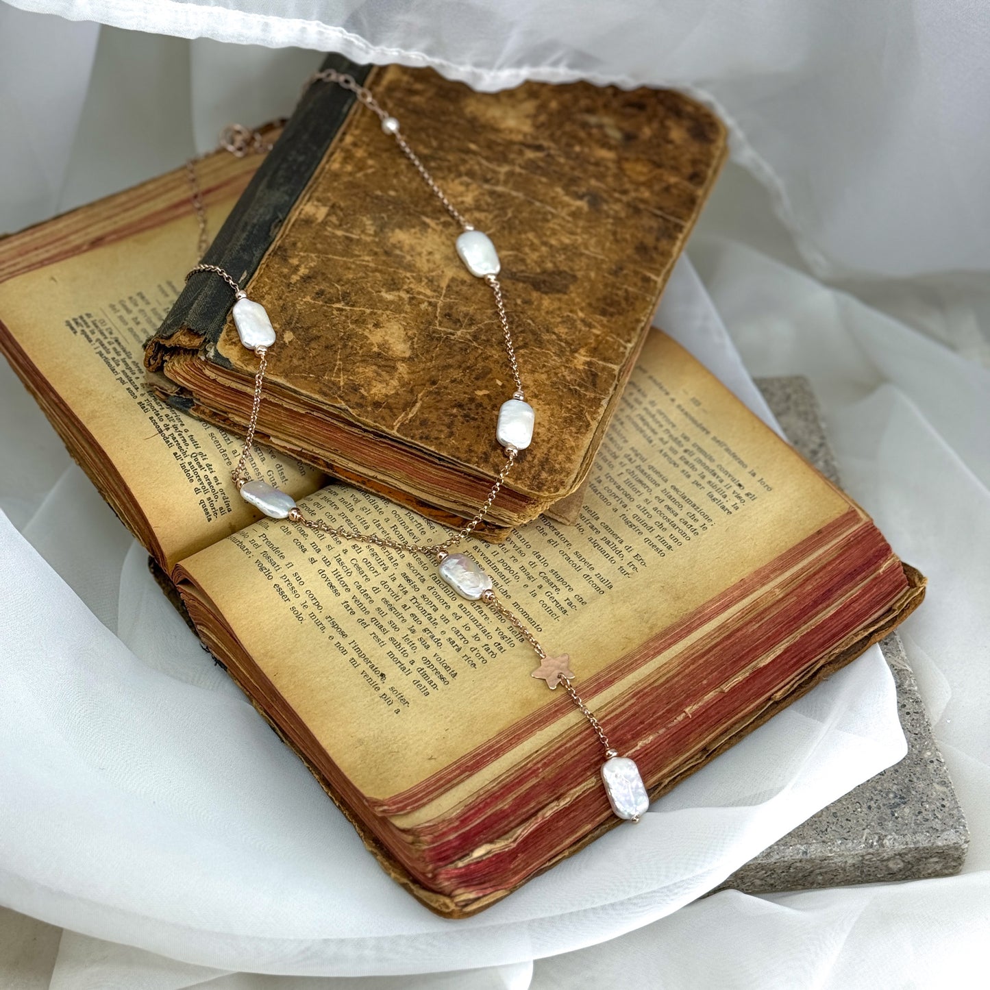 Collana rosario con perle rettangolari e stella battuta - Lumiere Bijoux