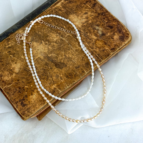 Collana choker micro perle risino bianche o rosa irregolari cm 35 - Lumiere Bijoux